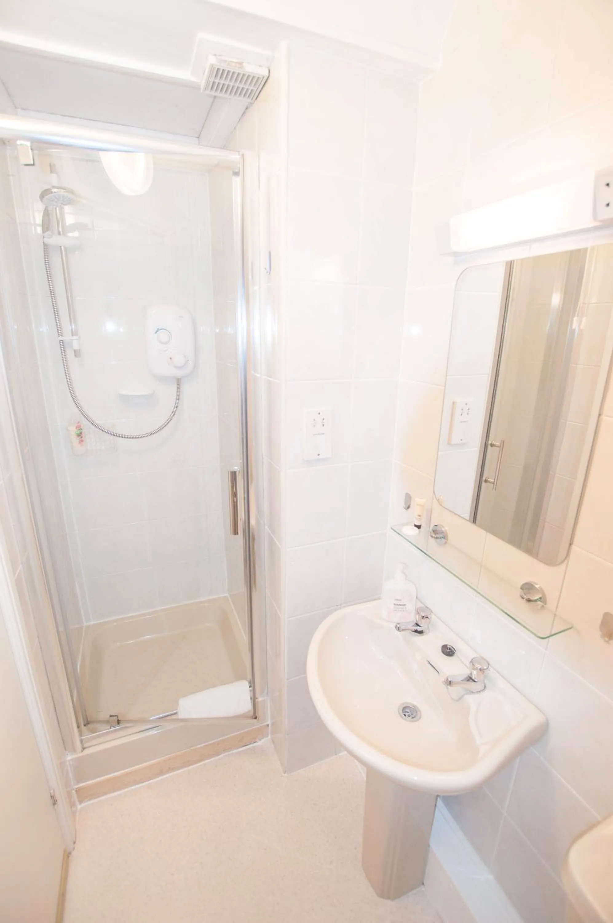 Shower in Elim Bank Guest House