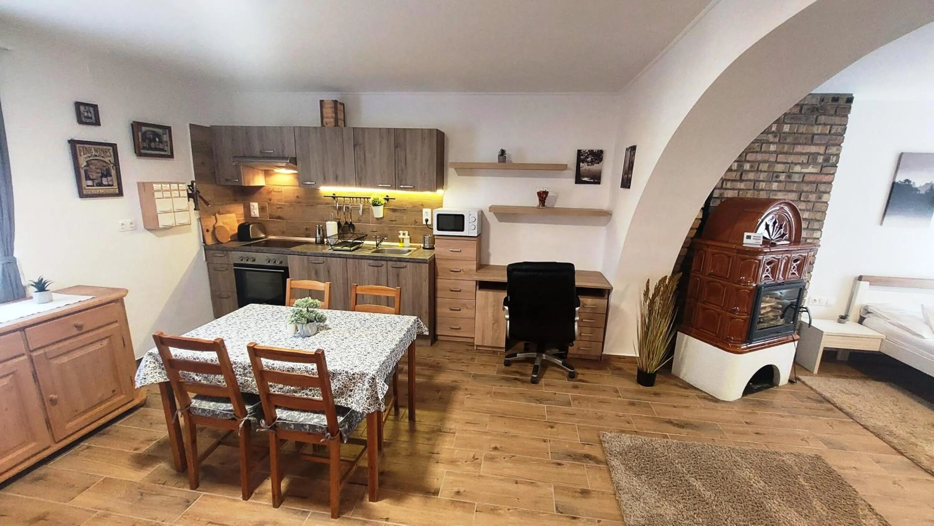Kitchen or kitchenette in Lipicai Hotel és Étterem