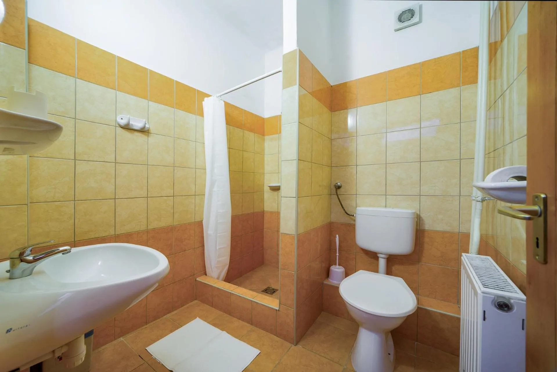 Bathroom in Lipicai Hotel és Étterem