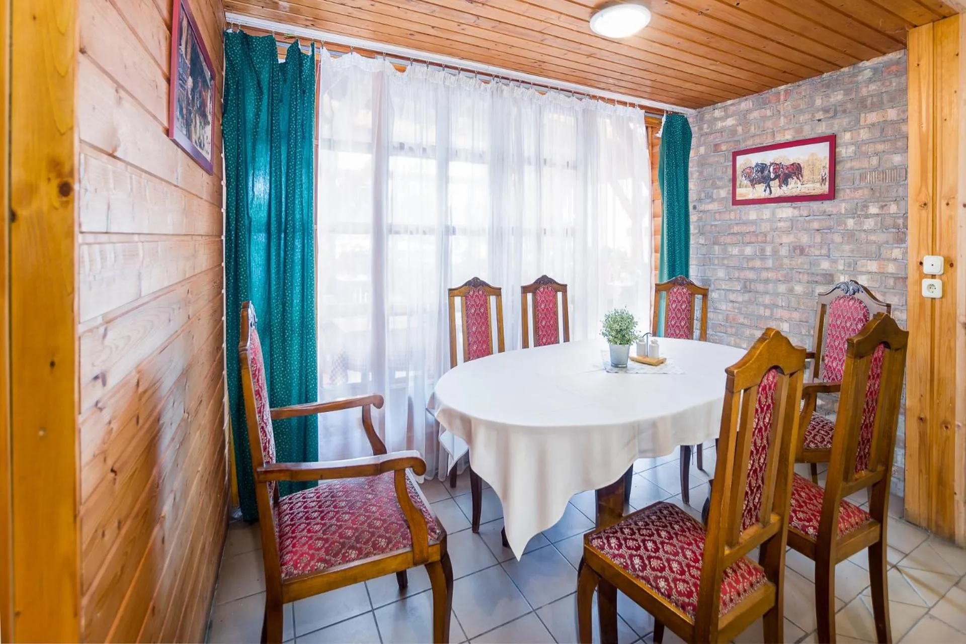 Restaurant/places to eat in Lipicai Hotel és Étterem