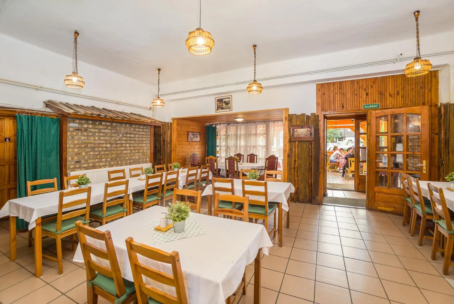 Restaurant/places to eat in Lipicai Hotel és Étterem