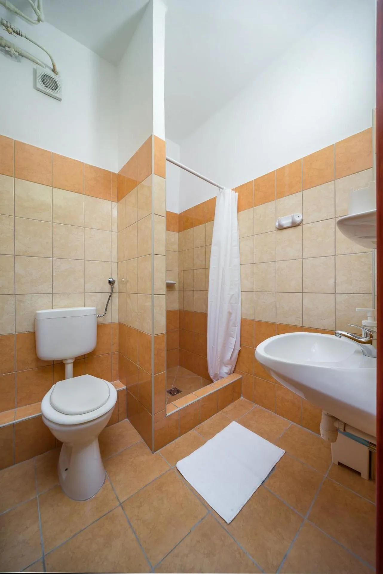 Bathroom in Lipicai Hotel és Étterem