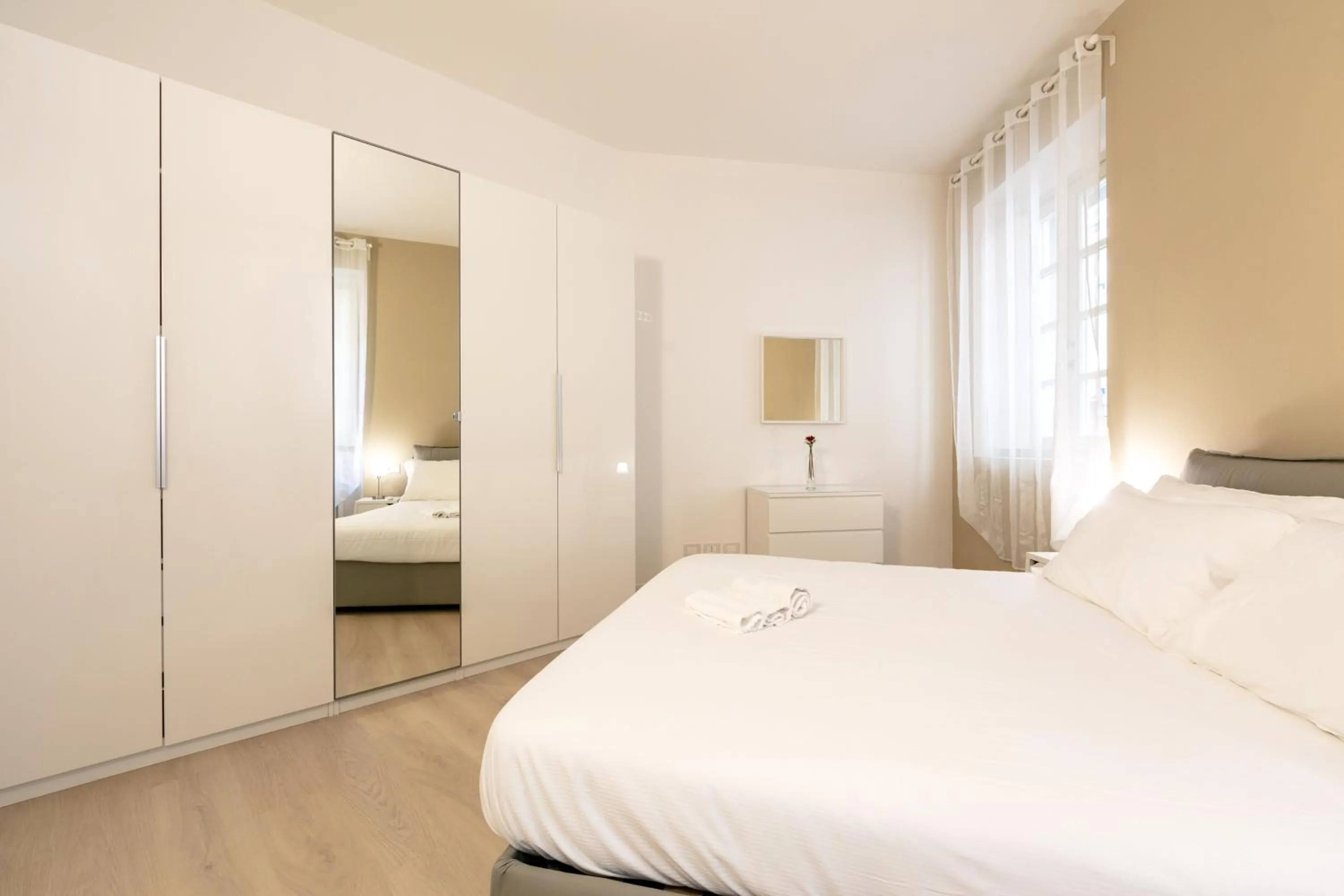 Bedroom, Bed in Verbania - Luxury Italy Apartments