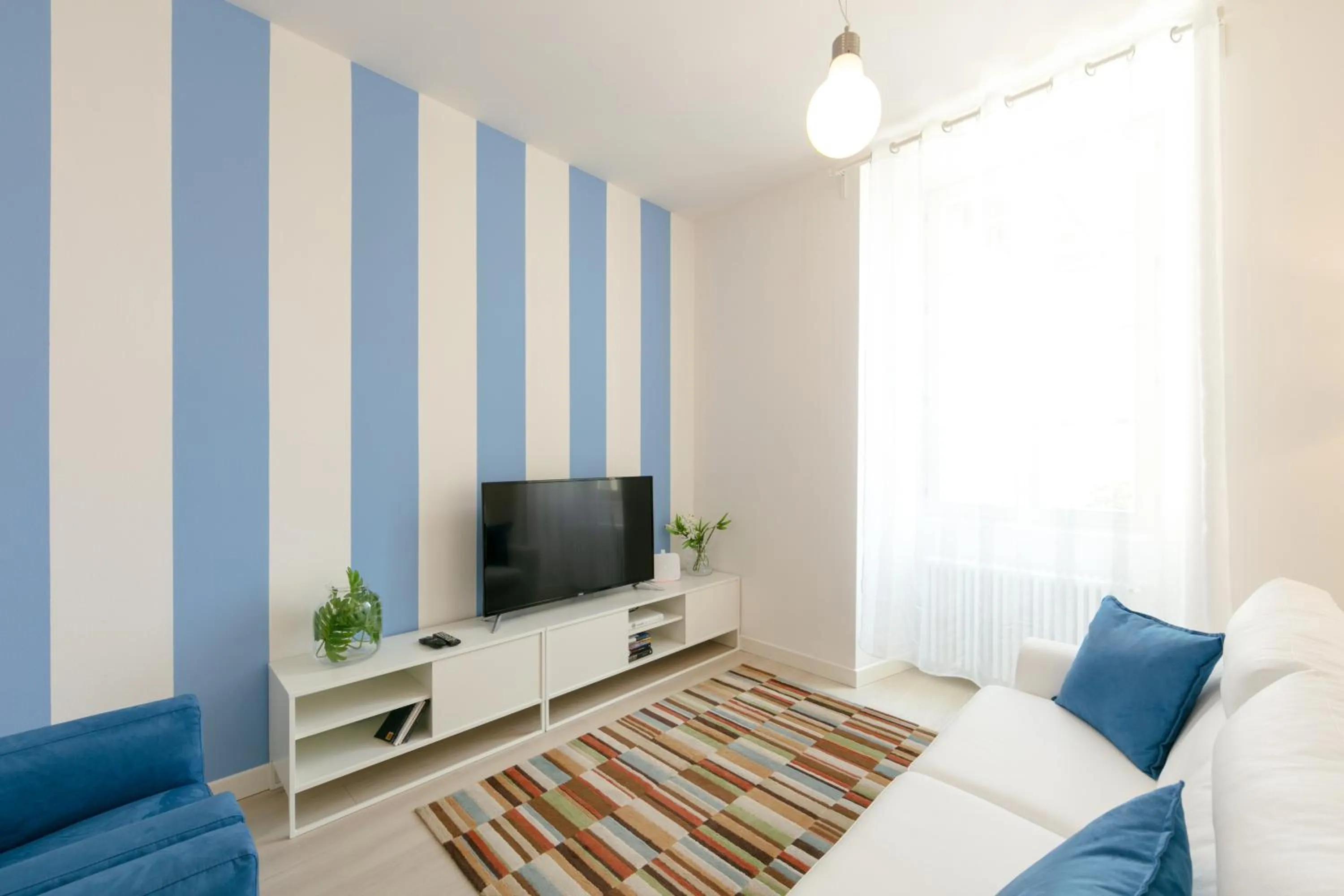 TV and multimedia, Bed in Verbania - Luxury Italy Apartments