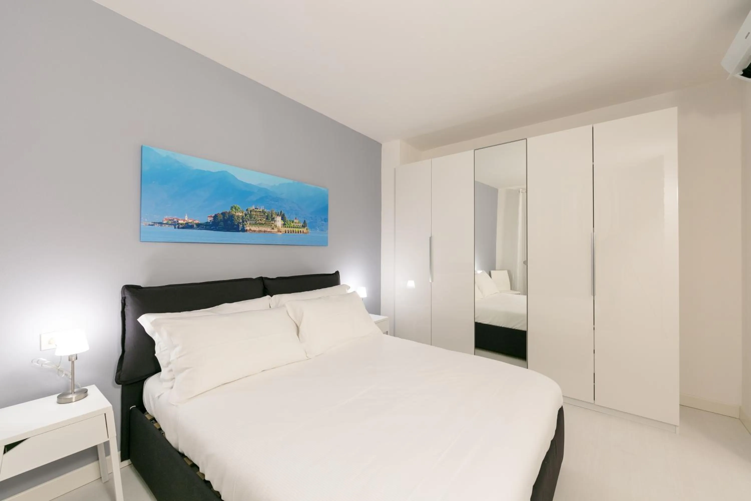 Bedroom, Bed in Verbania - Luxury Italy Apartments