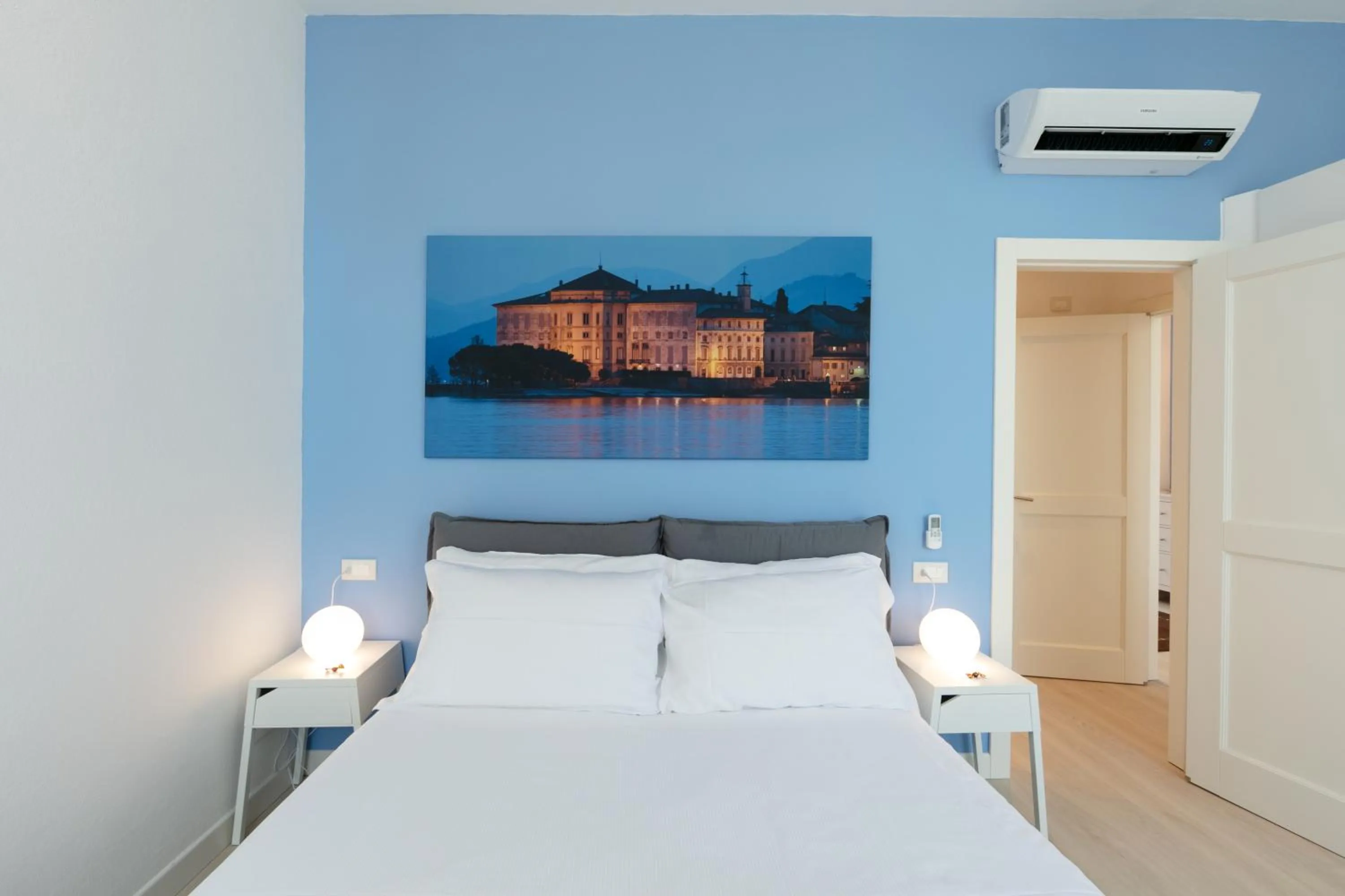Bedroom, Bed in Verbania - Luxury Italy Apartments