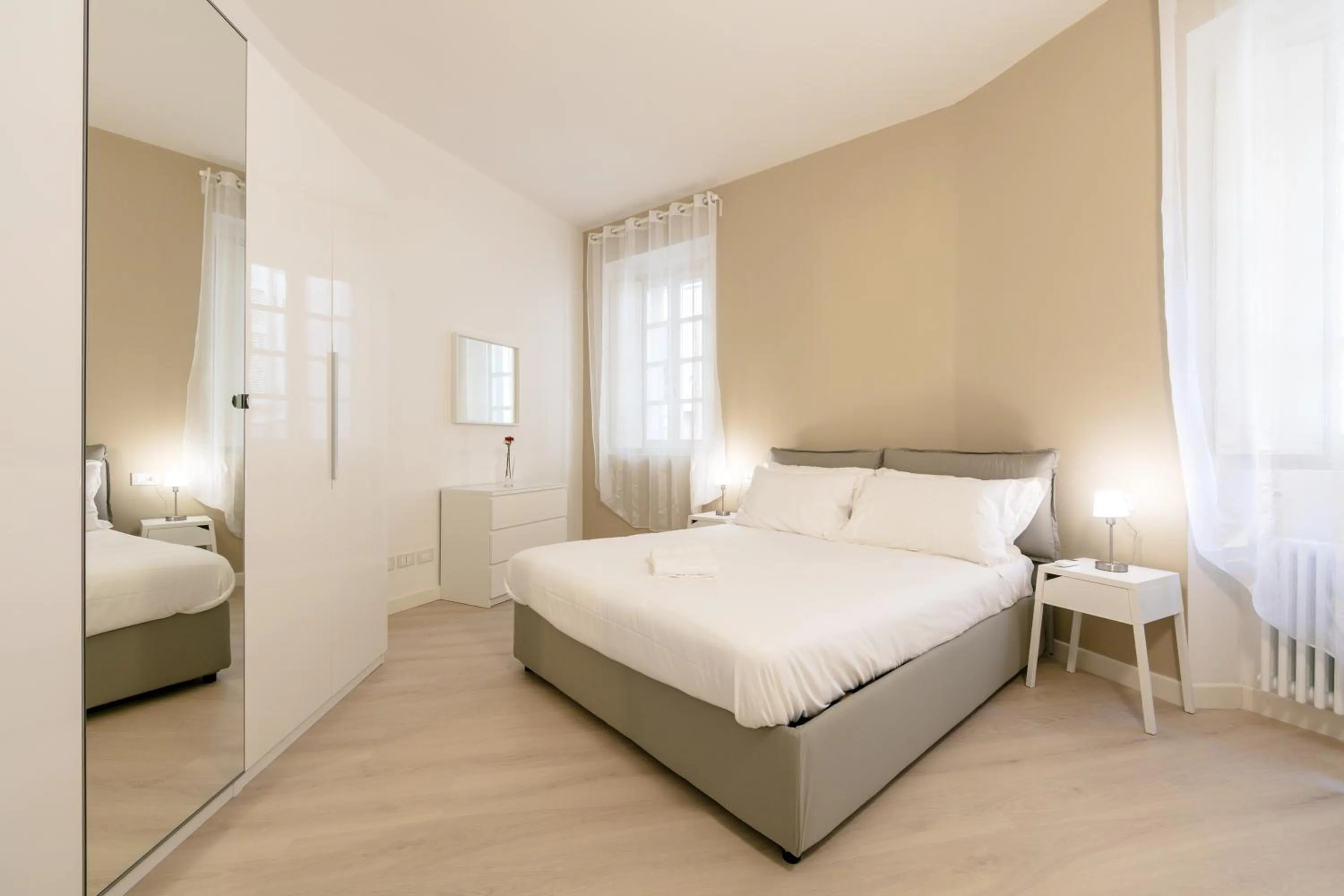 Bedroom, Bed in Verbania - Luxury Italy Apartments