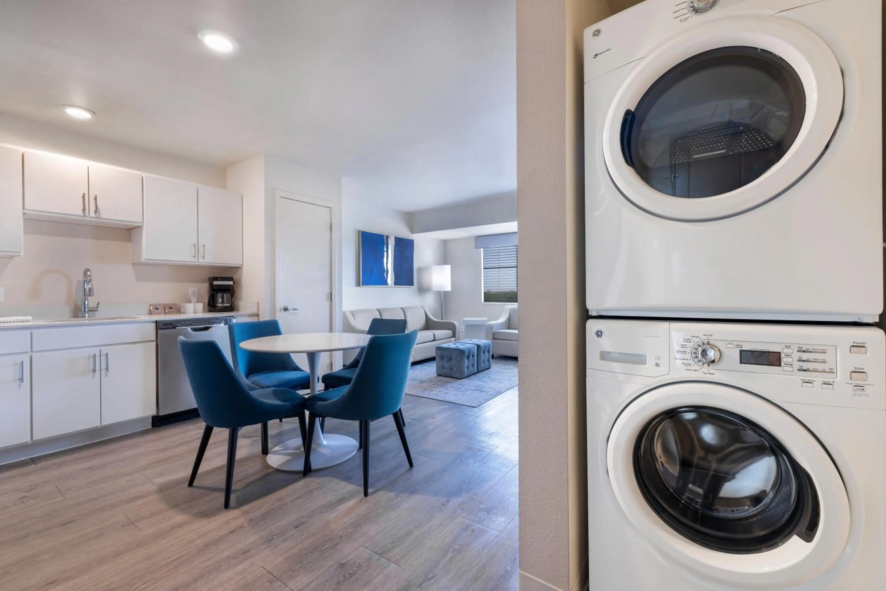 Dining area in Soka Suites Dallas - Las Colinas