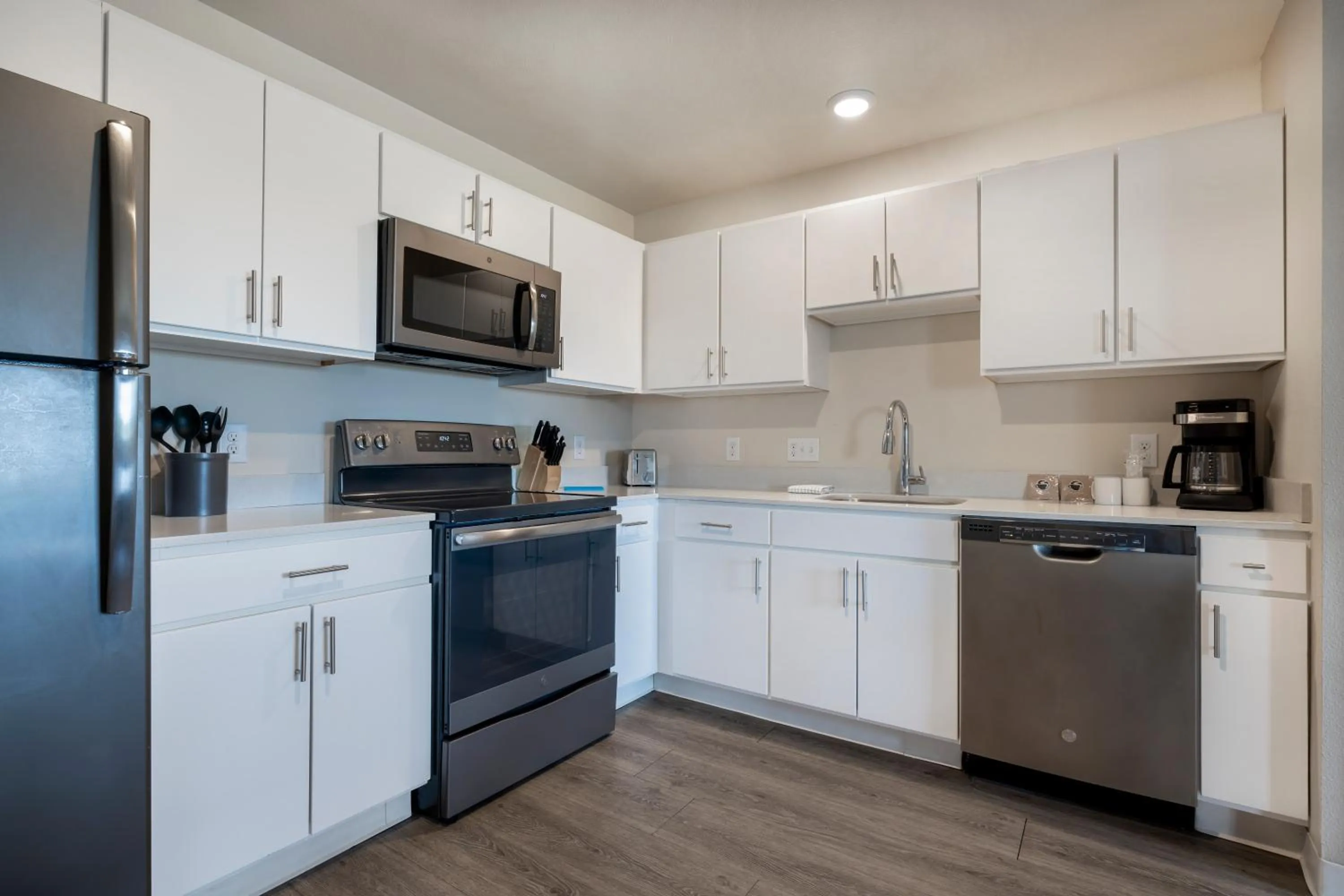 Coffee/tea facilities in Soka Suites Dallas - Las Colinas