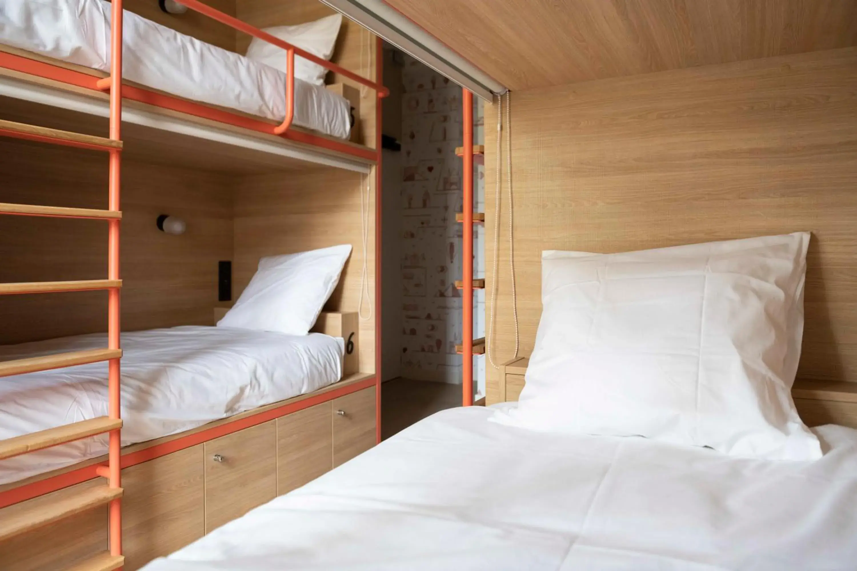 Bed in 8-Bed Female Dormitory Room in CENTRAL Hostel Bordeaux Centre Bed in 8-Bed Female Dormitory Room in CENTRAL Hostel Bordeaux Centre