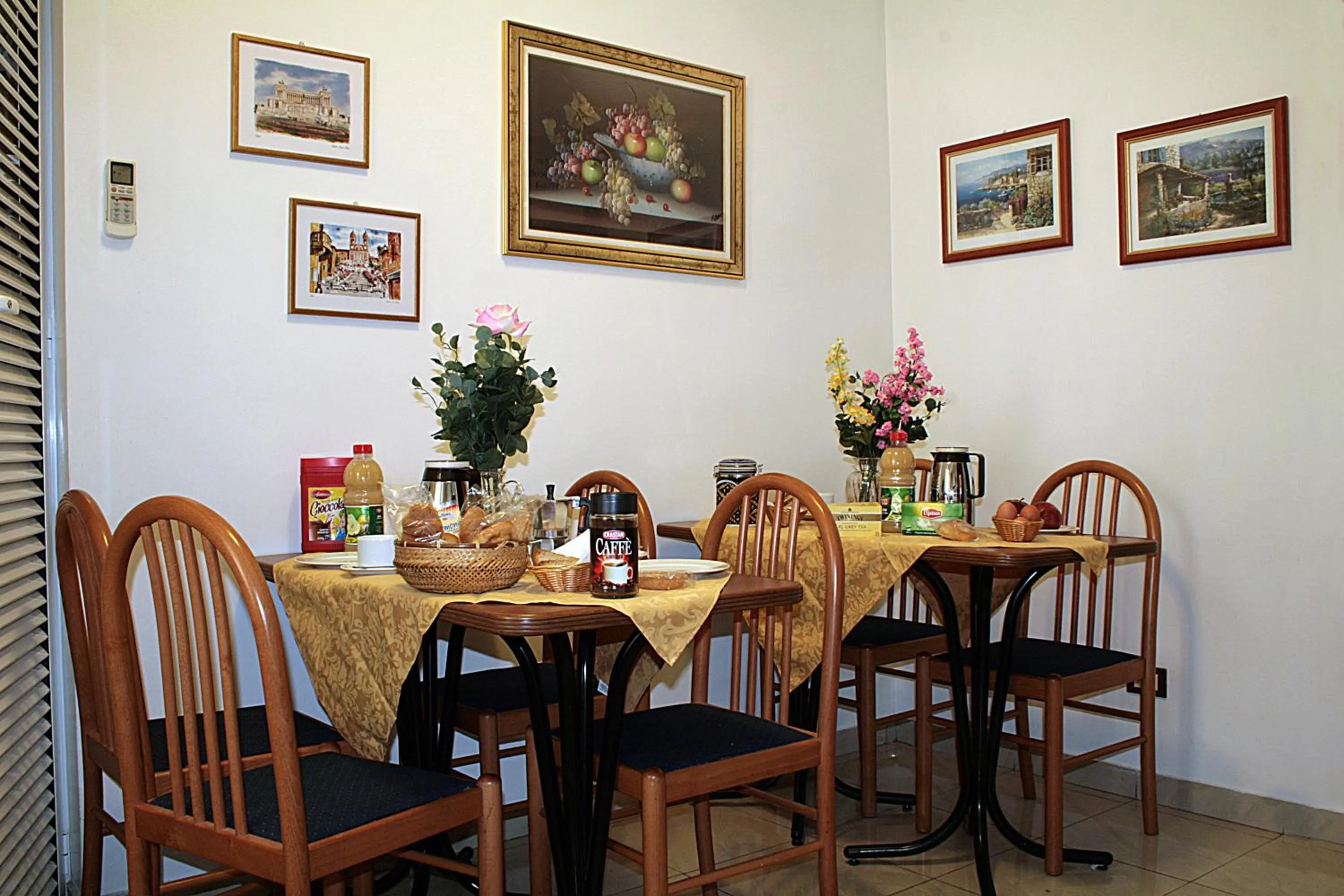 Restaurant/places to eat in Emanuela Guest House