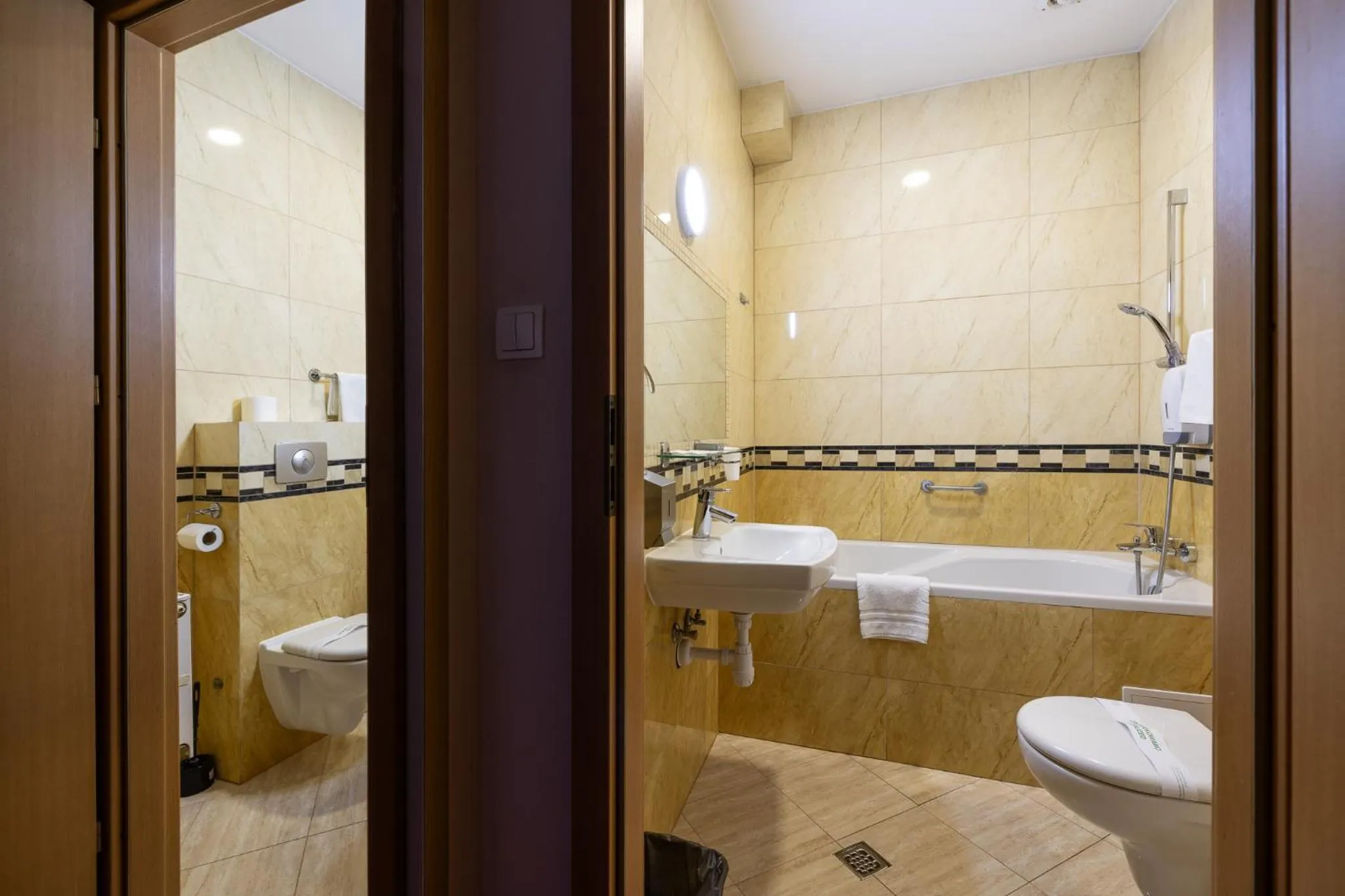 Toilet in Hotel Orbita