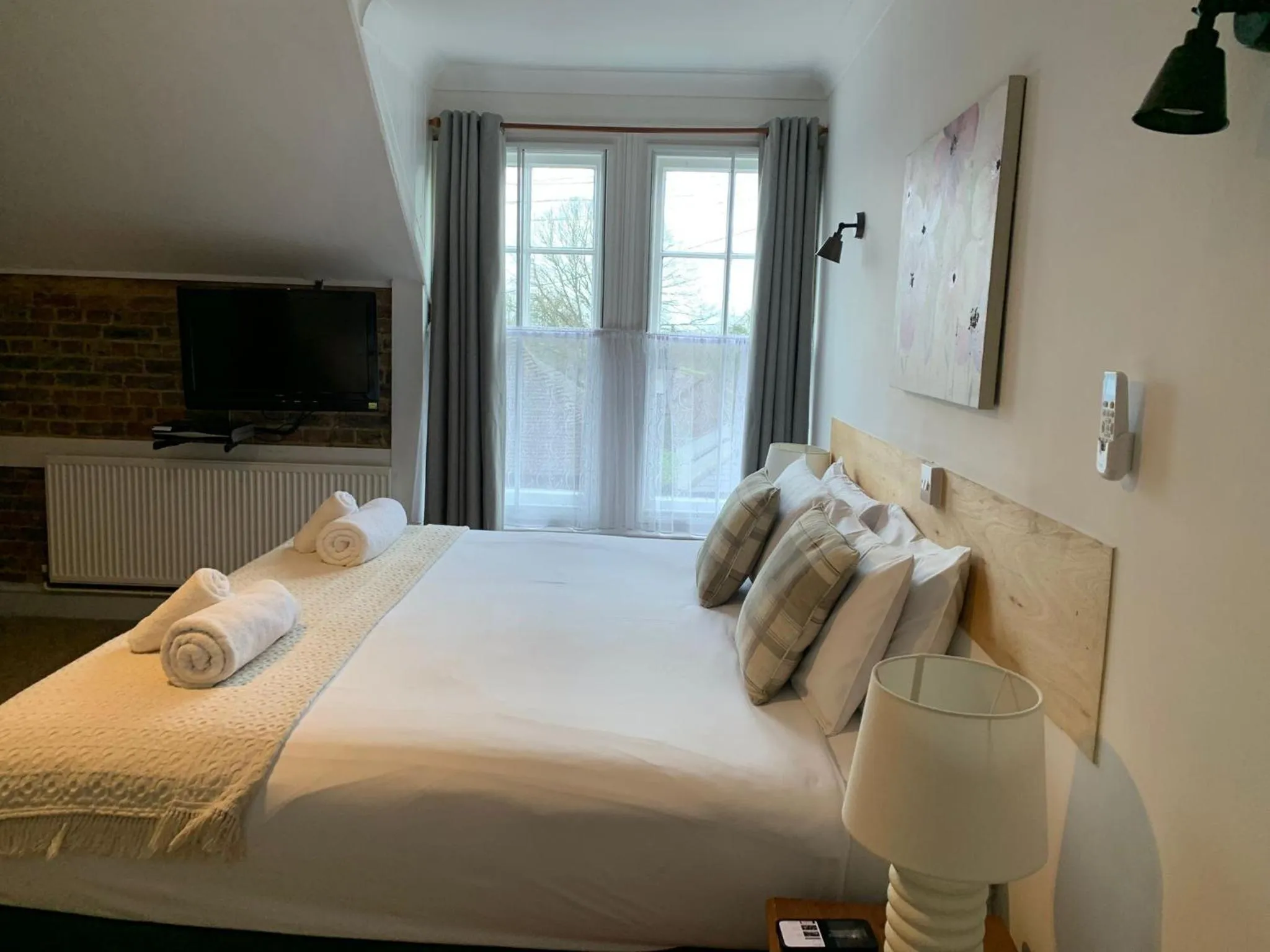 Bedroom, Bed in The Castle Inn Hotel