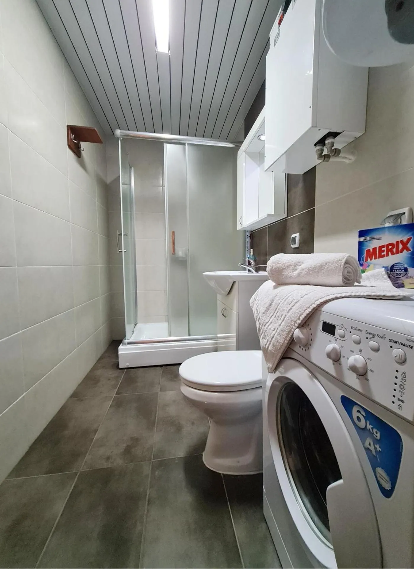 Shower in Urban Hostel & Apartments