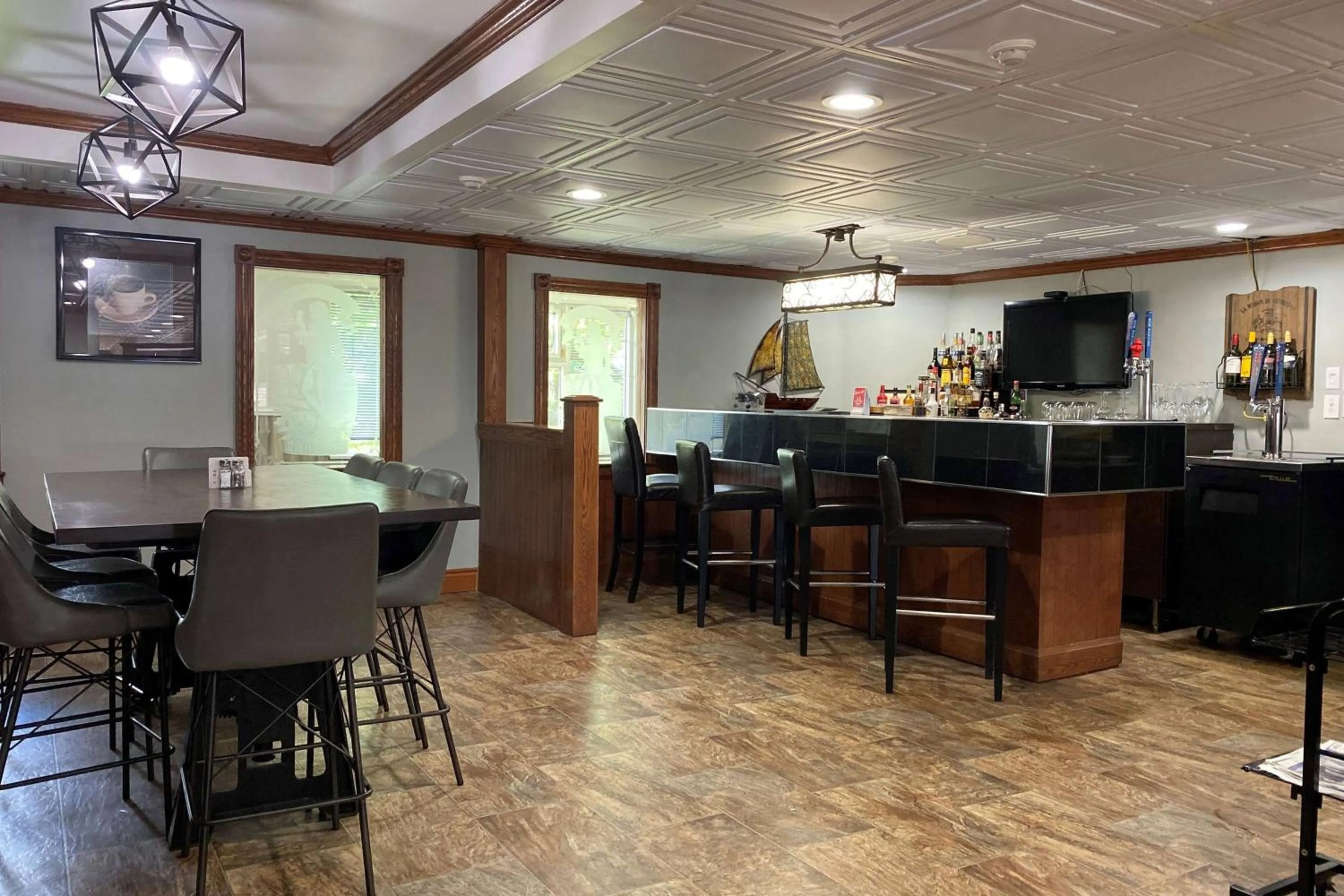 Lounge or bar in Travelodge by Wyndham Miramichi New Brunswick