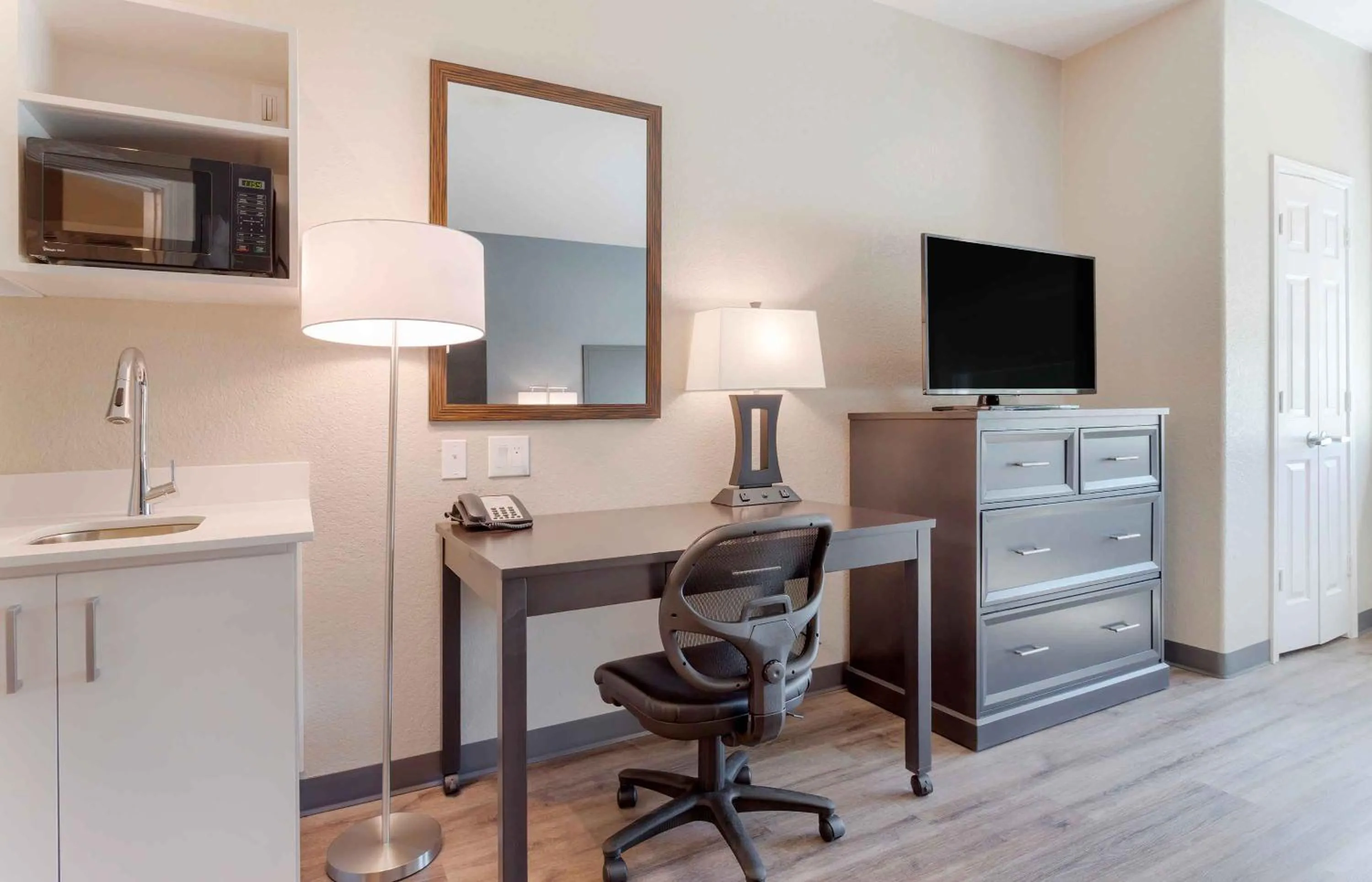 TV and multimedia in Extended Stay America Suites - Baytown
