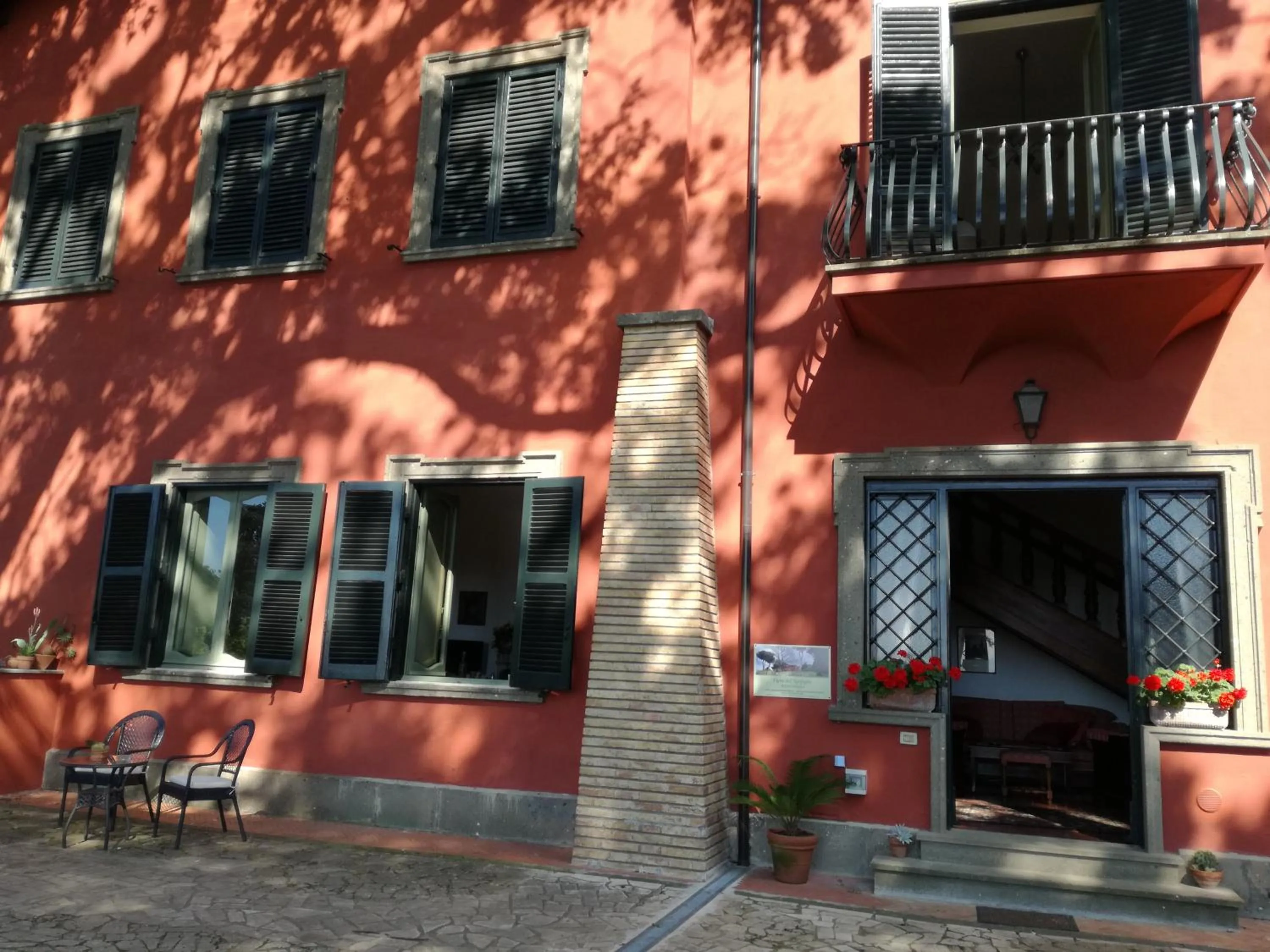 Facade/entrance in Vigna dell'Agrifoglio Home Residence di Eugenio Azzolini