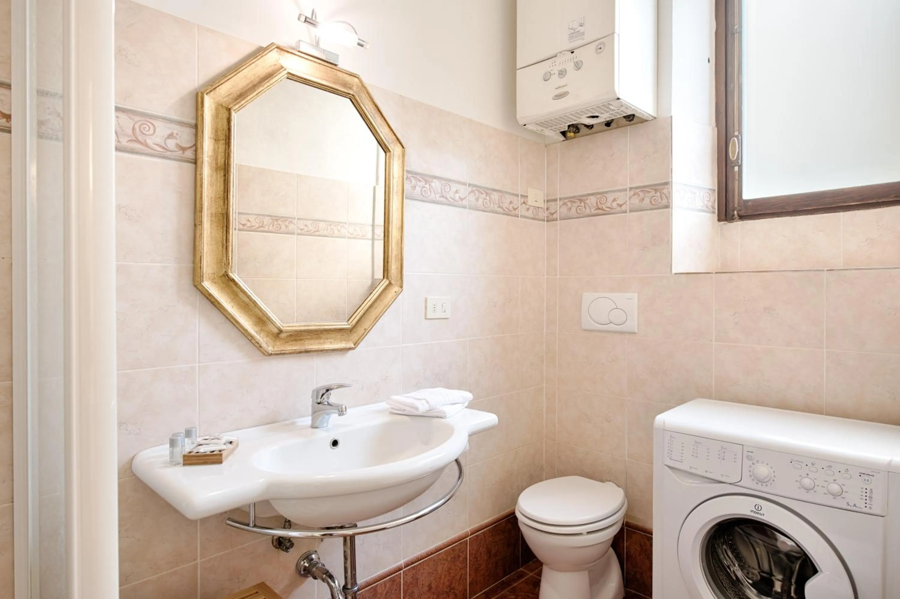 Bathroom in Corte al Duomo by Mmega