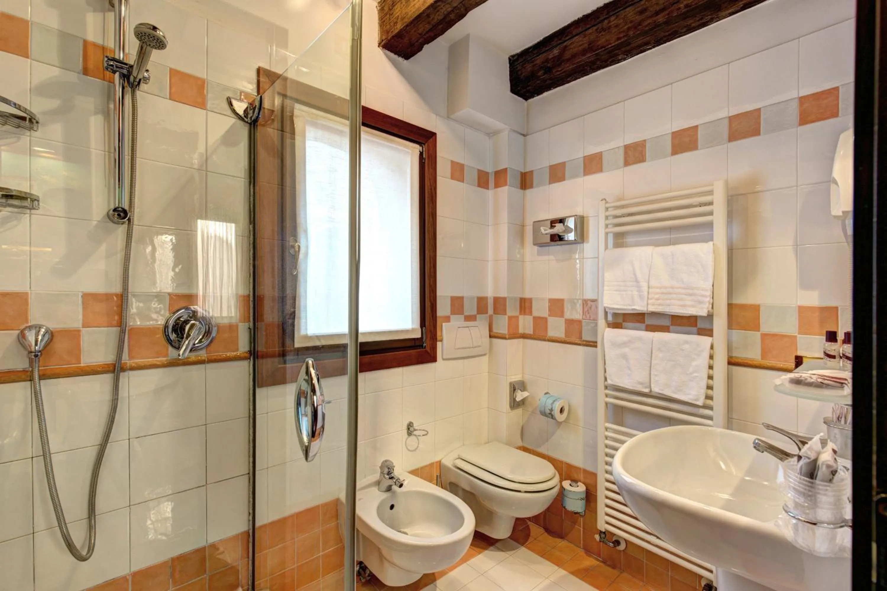 Shower in Palazzo La Scala