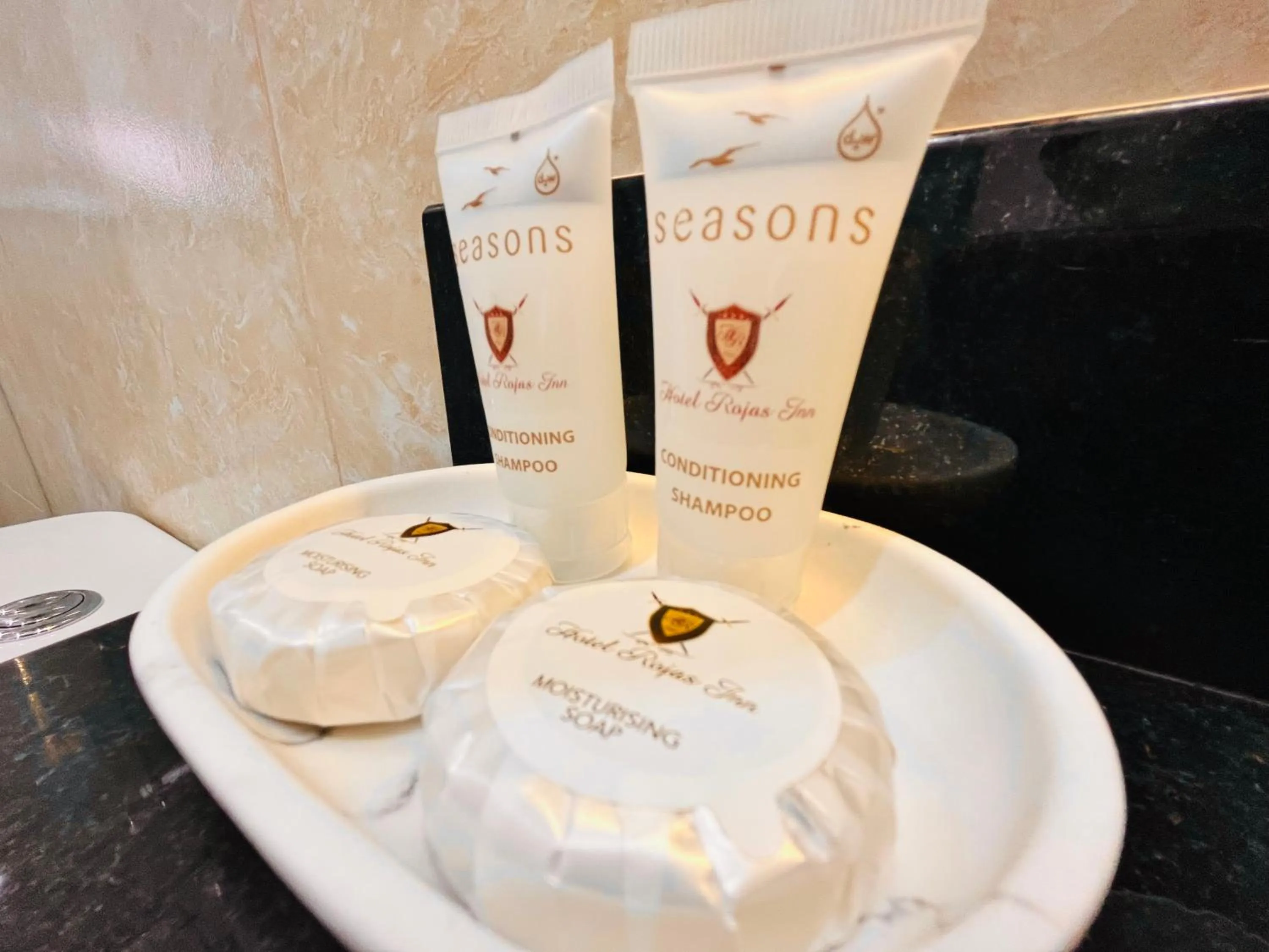 Toilet in Hotel Rojas Inn