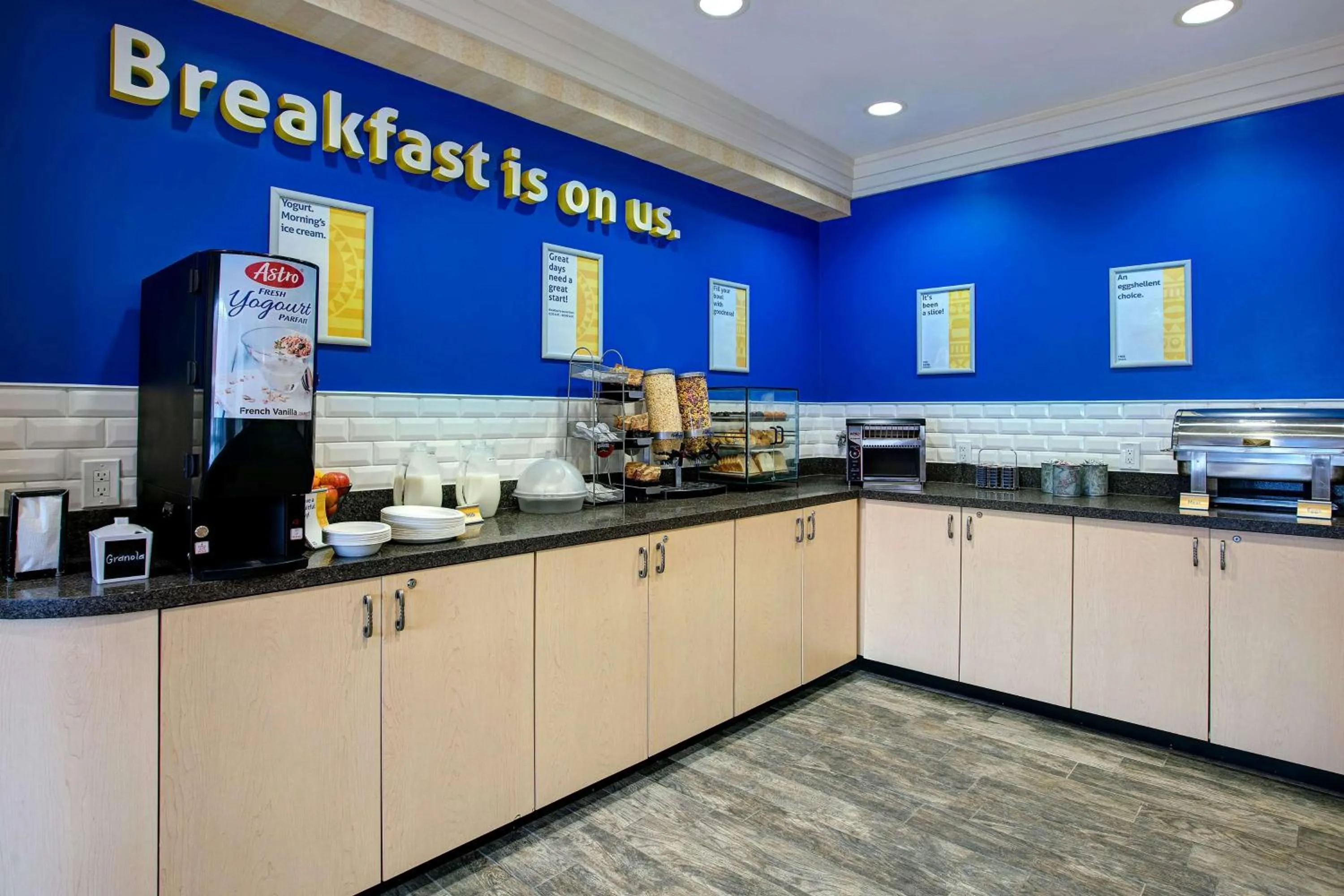 Restaurant/places to eat in Days Inn & Suites by Wyndham Collingwood