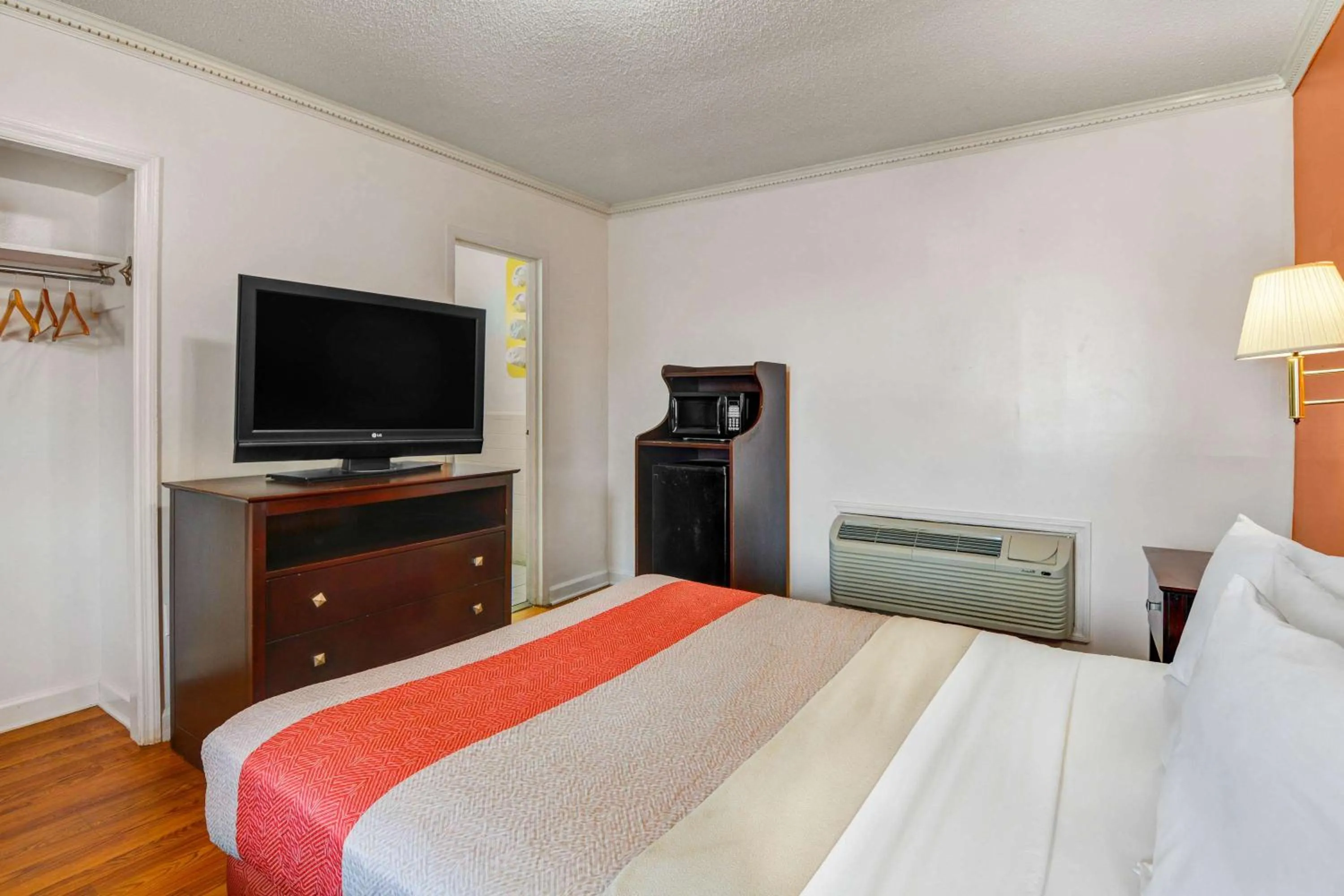 TV and multimedia, Bed in Motel 6-Americus, GA
