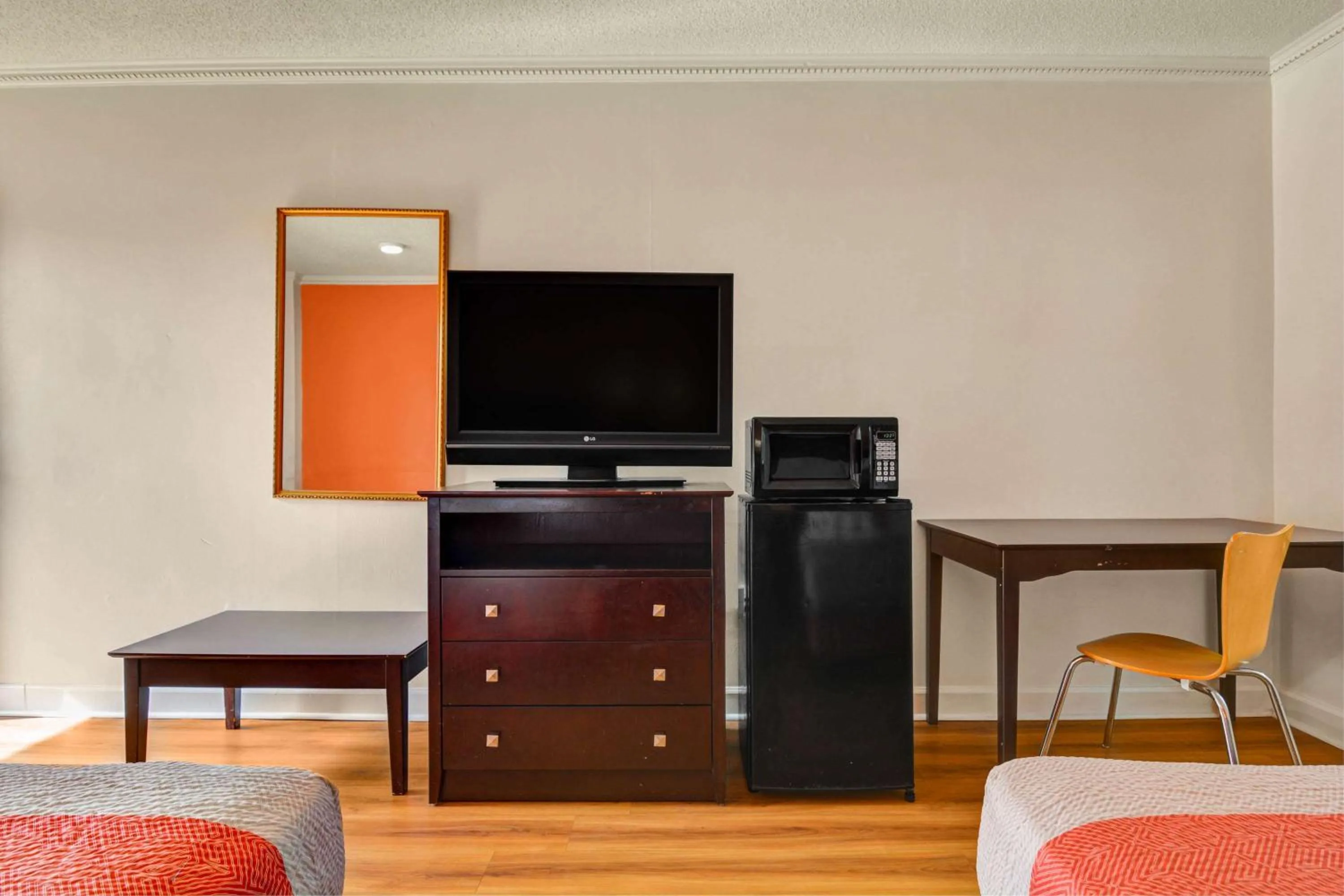 TV and multimedia, Bed in Motel 6-Americus, GA