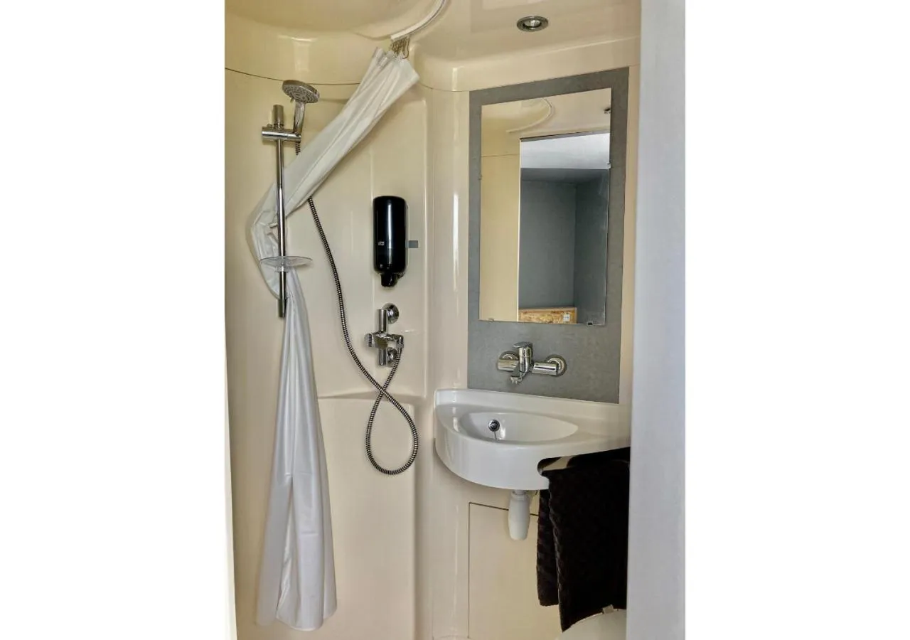 Shower in Première Classe La Rochelle Sud-Aytré