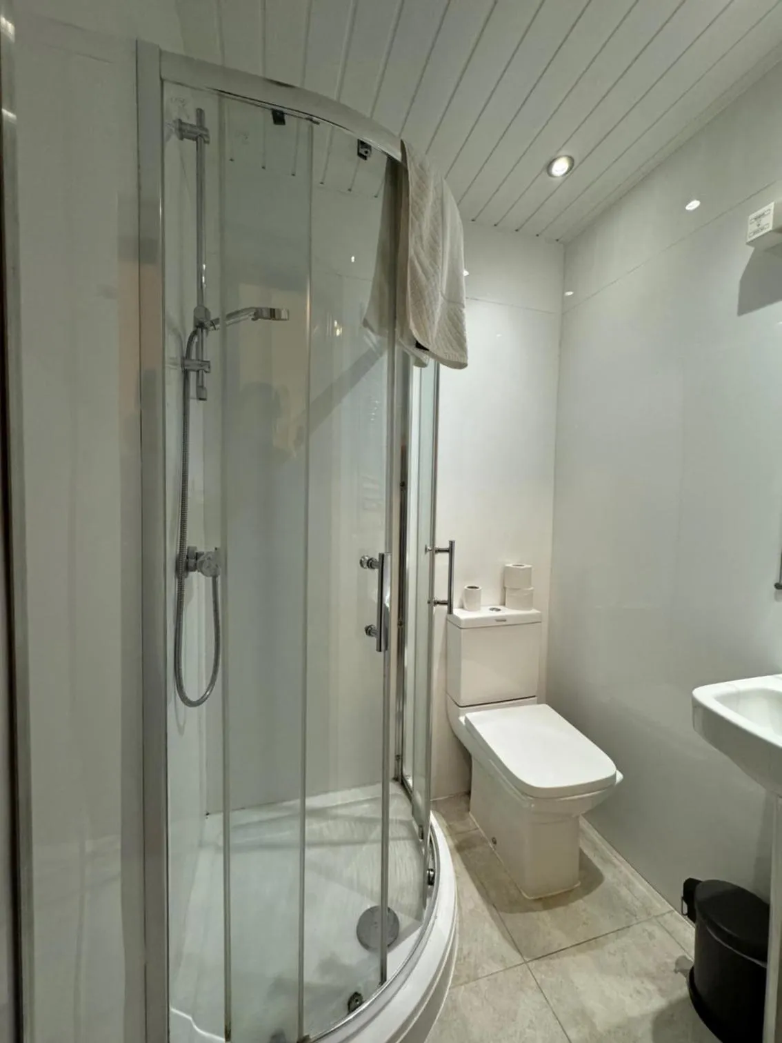 Shower in Bridge Park Hotel