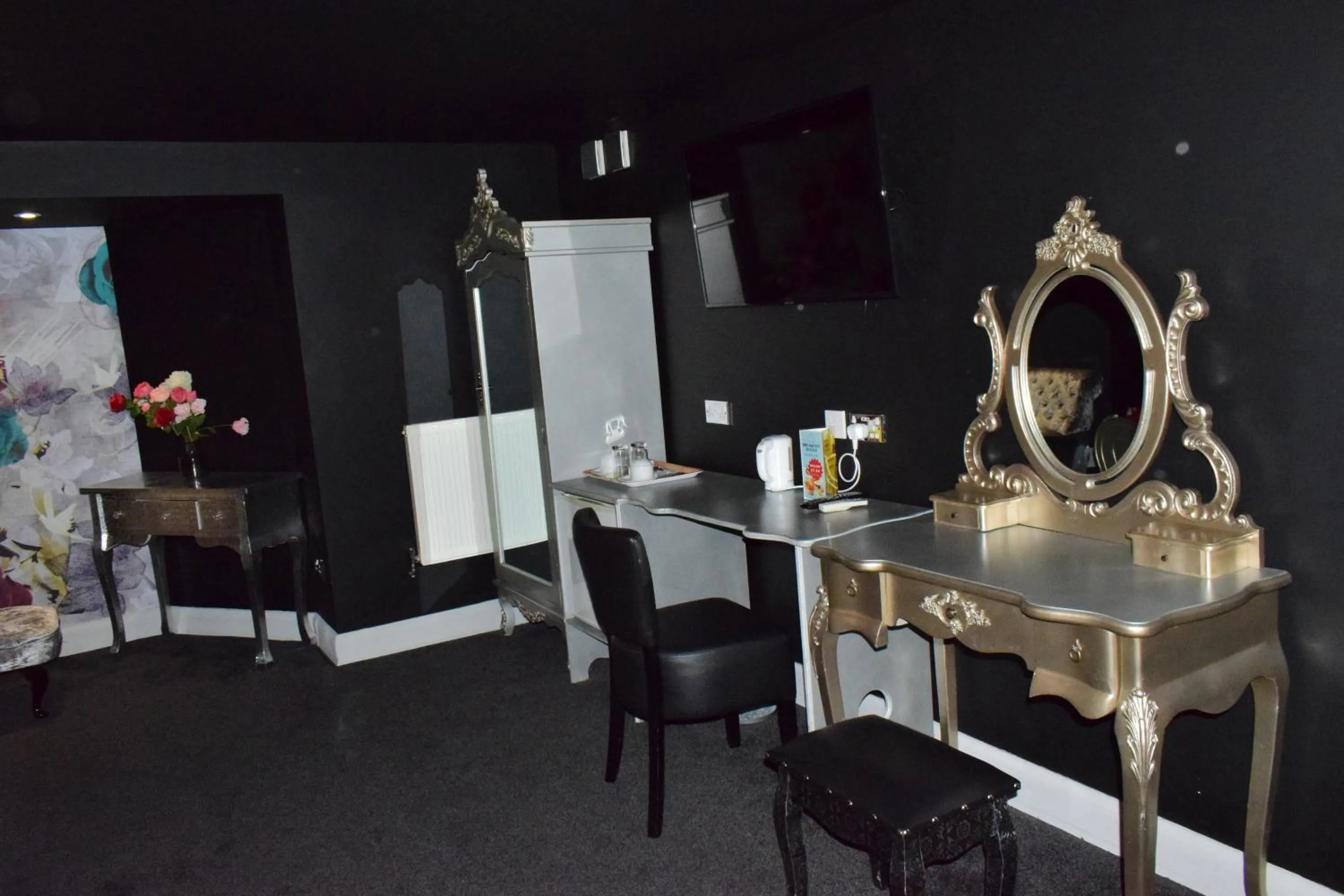 Library in Bridge Park Hotel