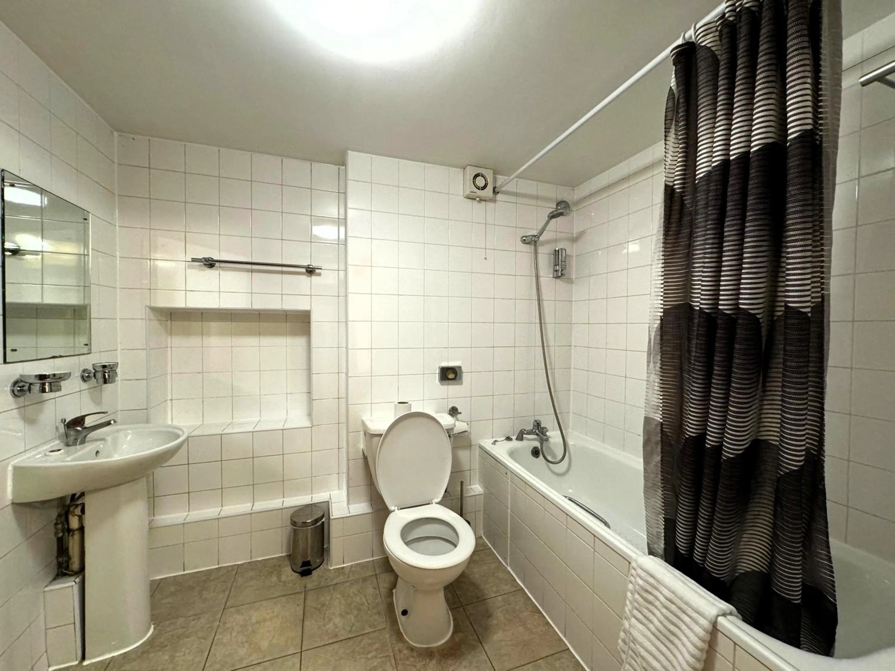 Shower in Bridge Park Hotel