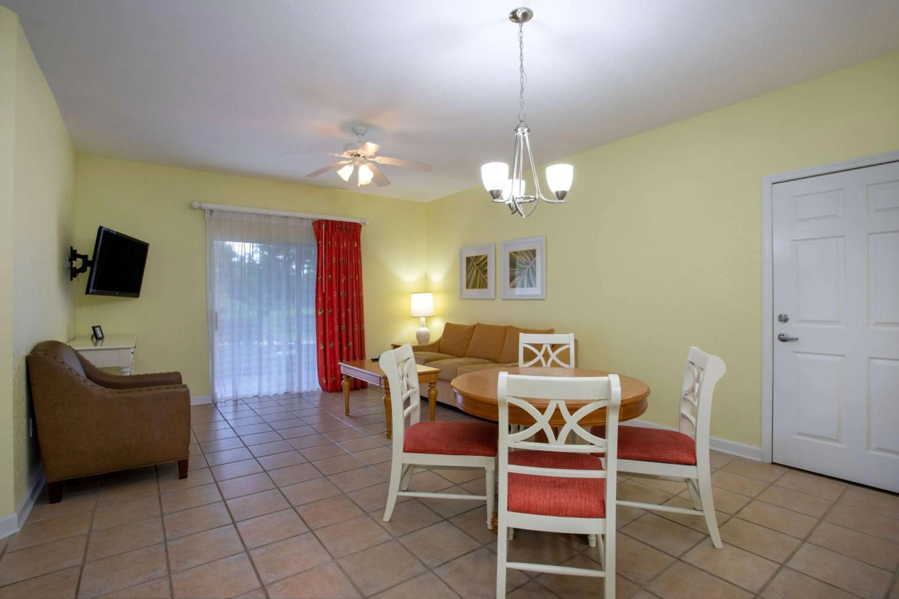 Photo of the whole room, Dining Area in Festiva Orlando Resort Celebration a Ramada by Wyndham
