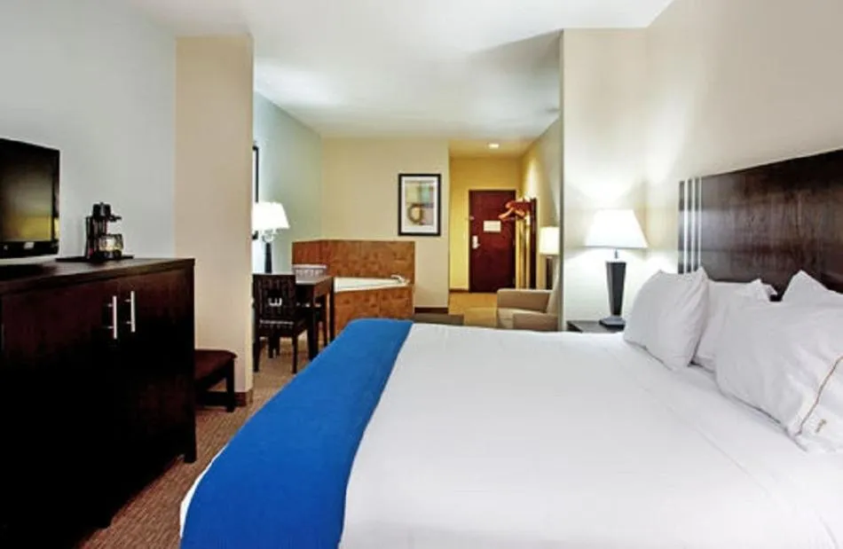 Bed in Holiday Inn Express - Eunice by IHG