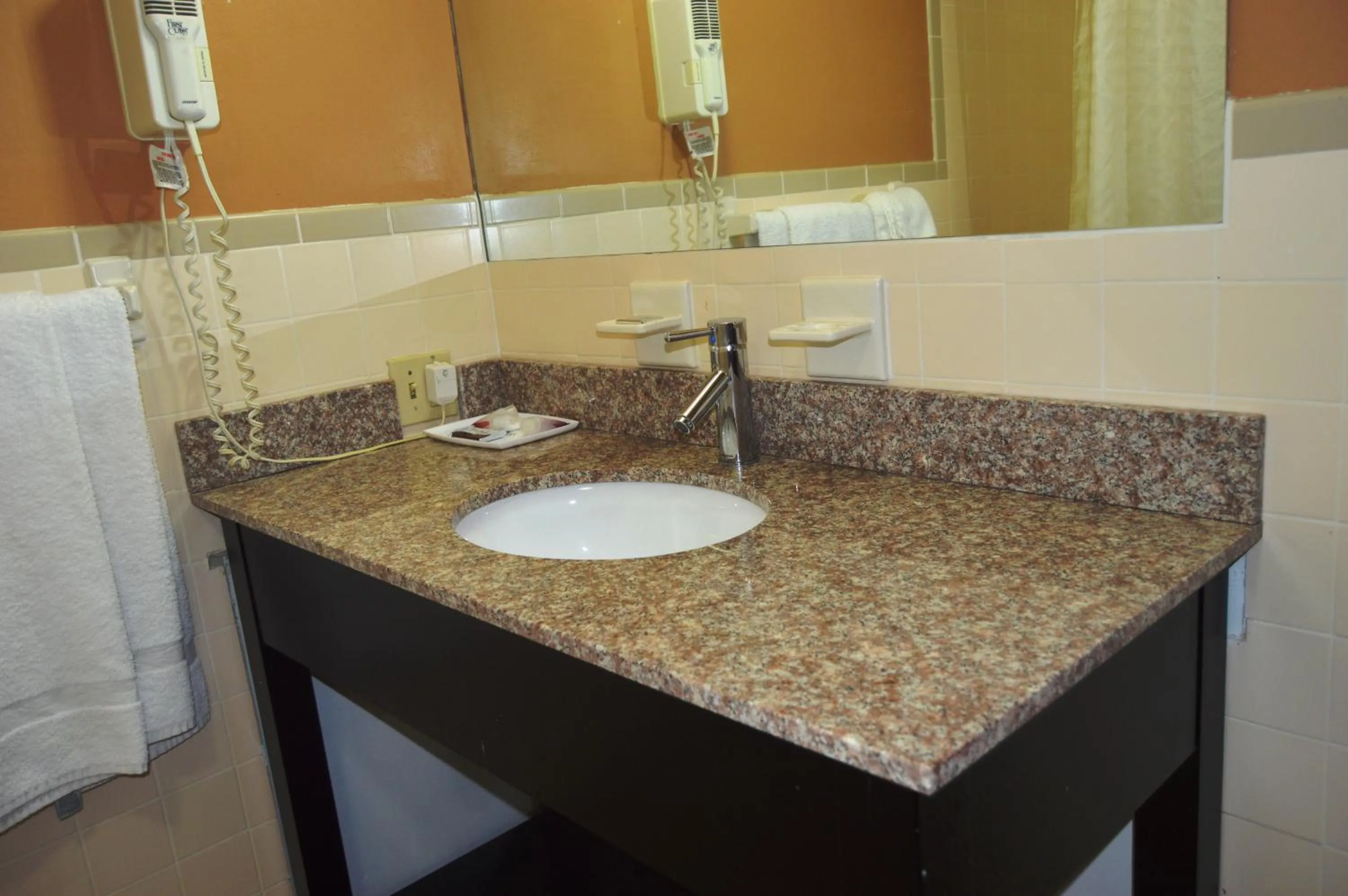 Bathroom in Hollow Inn and Motel