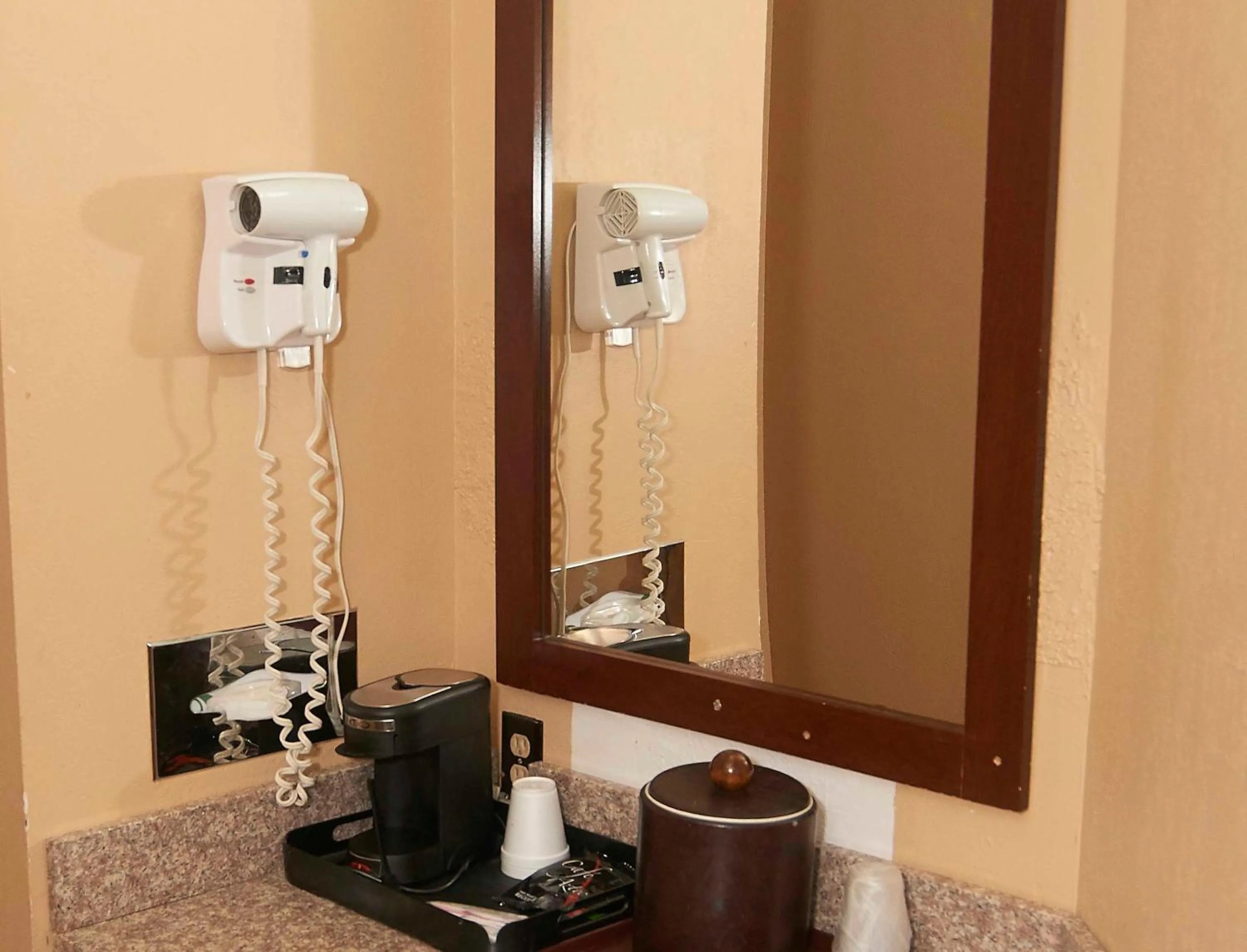 Coffee/tea facilities in Hollow Inn and Motel