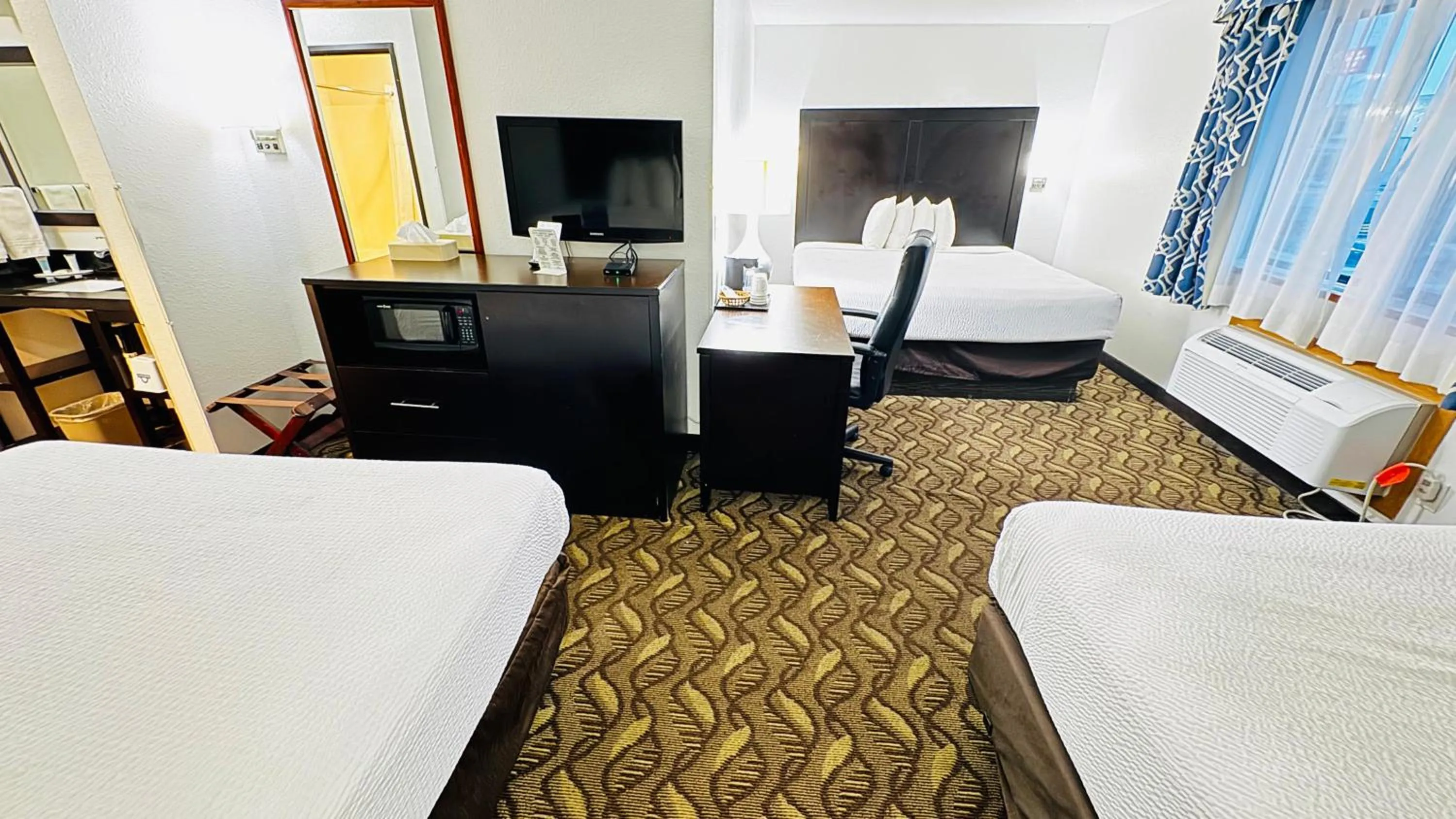 Living room, Bed in Days Inn by Wyndham North Platte