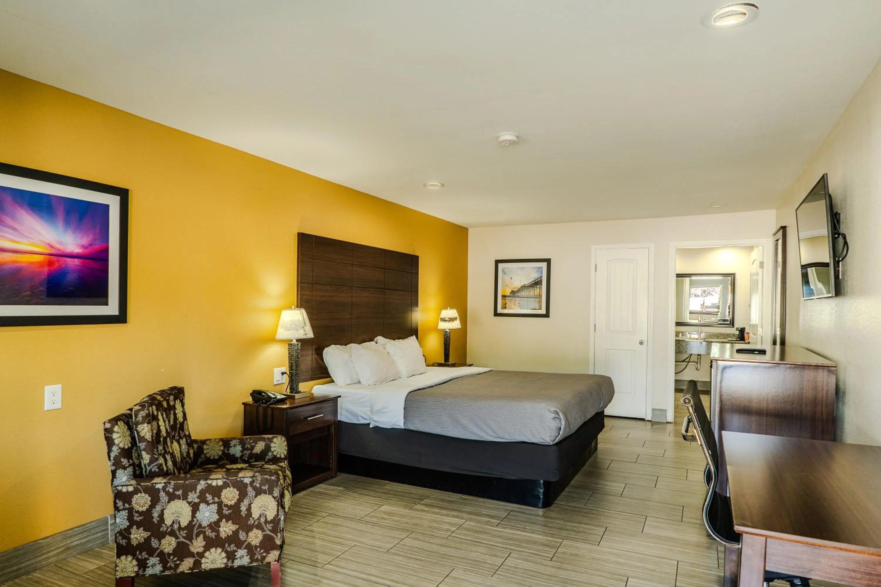 Photo of the whole room, Bed in Quality Inn Rockport on Aransas Bay