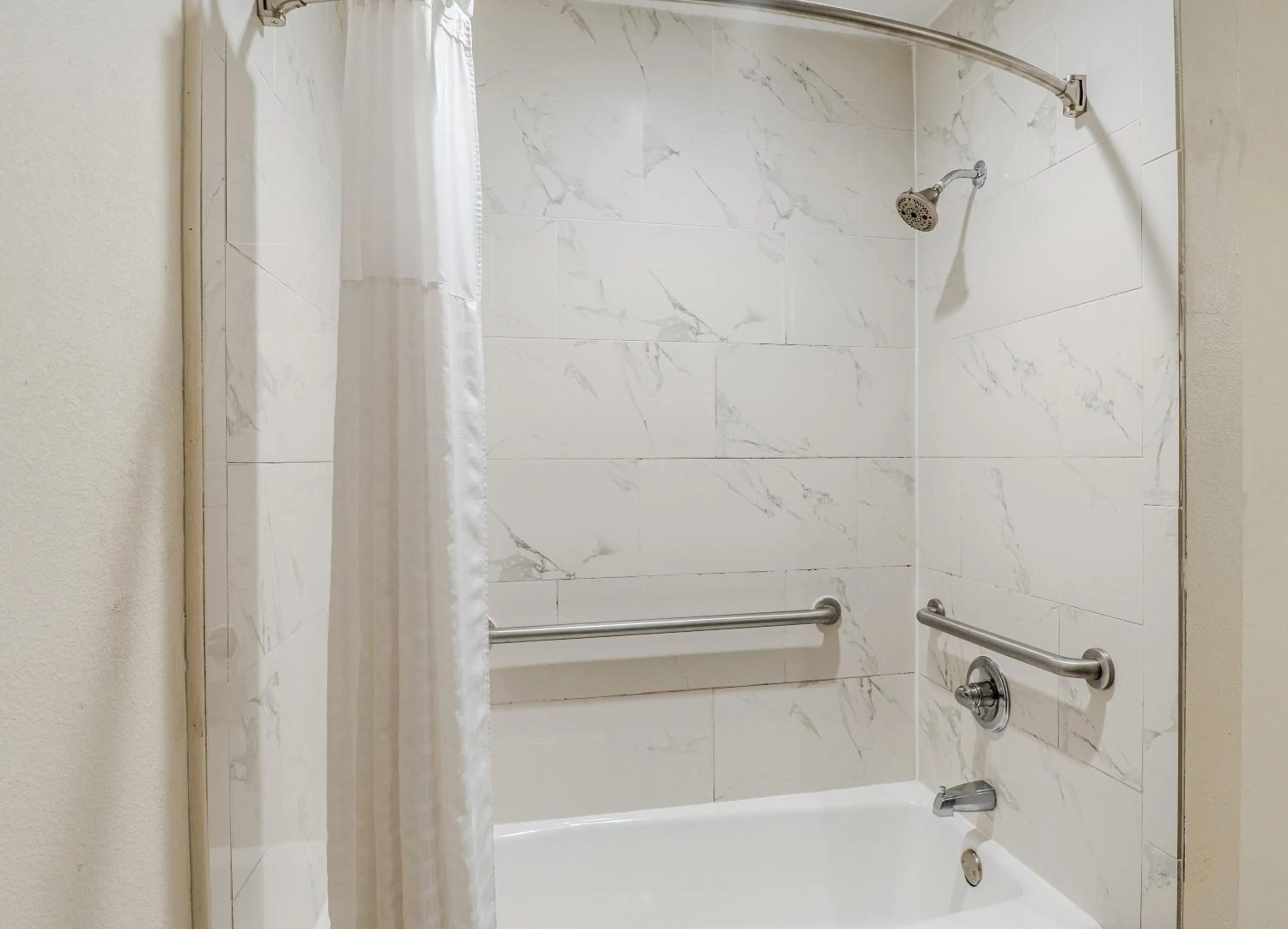 Bath in Quality Inn Rockport on Aransas Bay