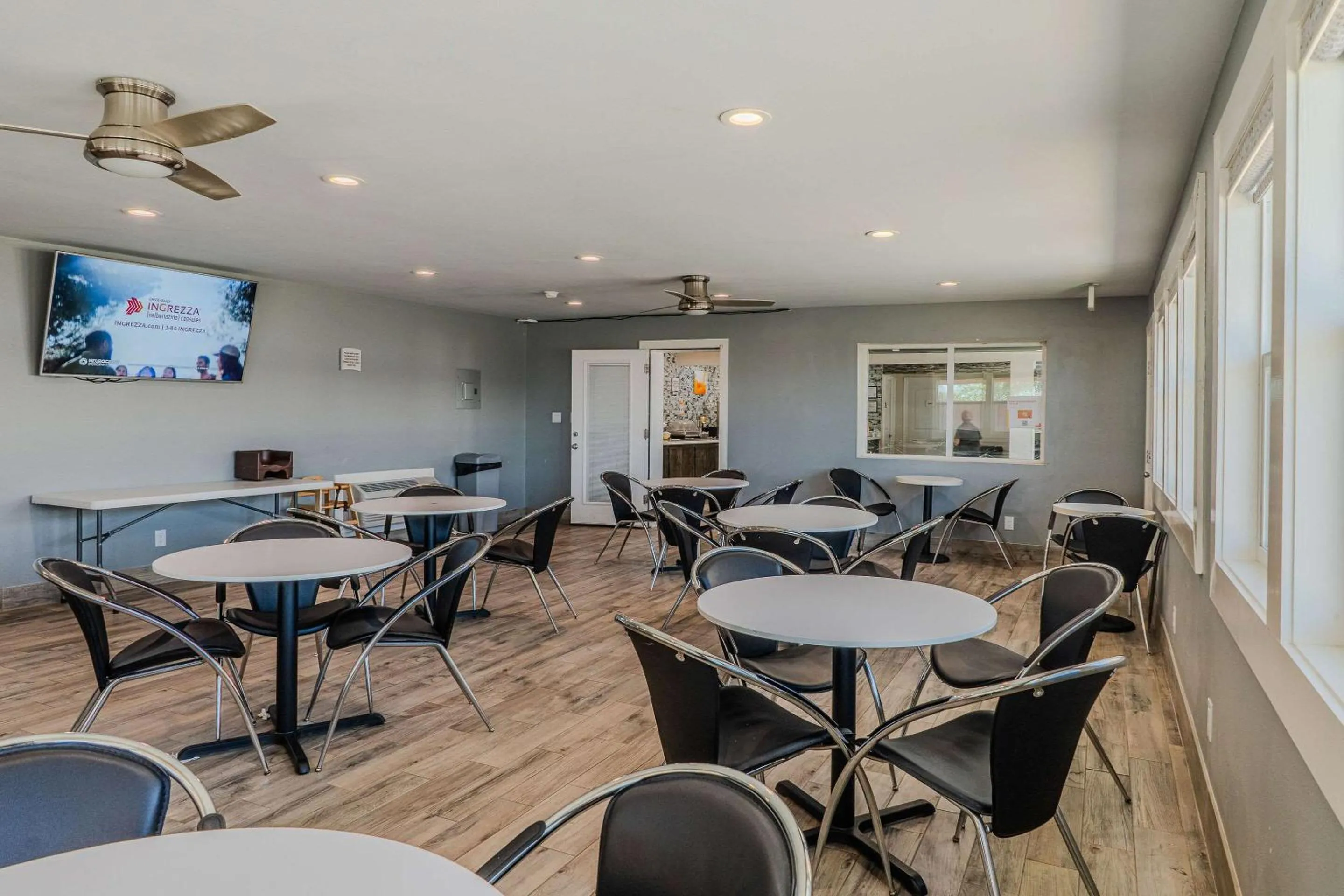 Communal lounge/ TV room in Quality Inn Rockport on Aransas Bay