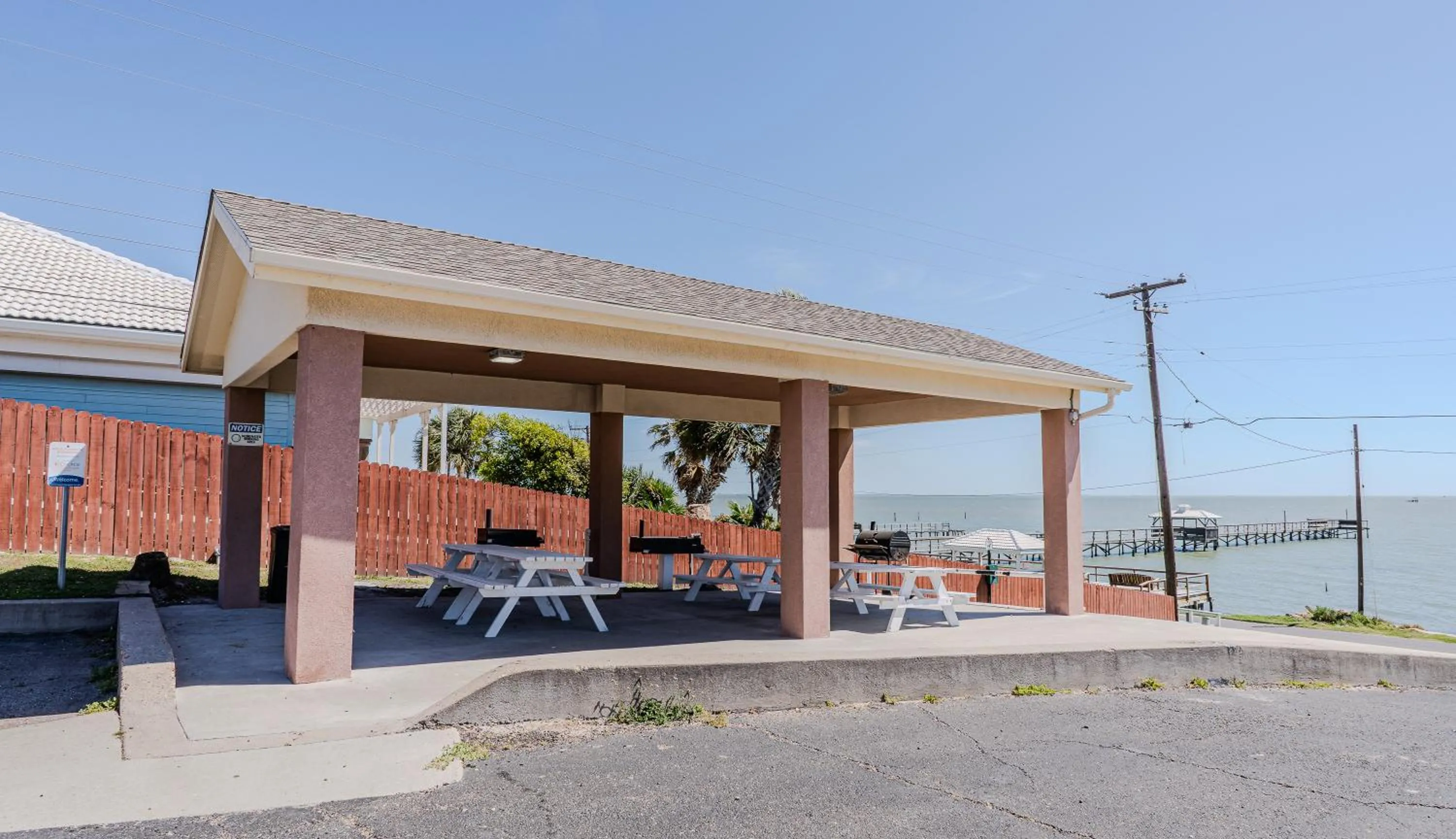 BBQ facilities in Quality Inn Rockport on Aransas Bay