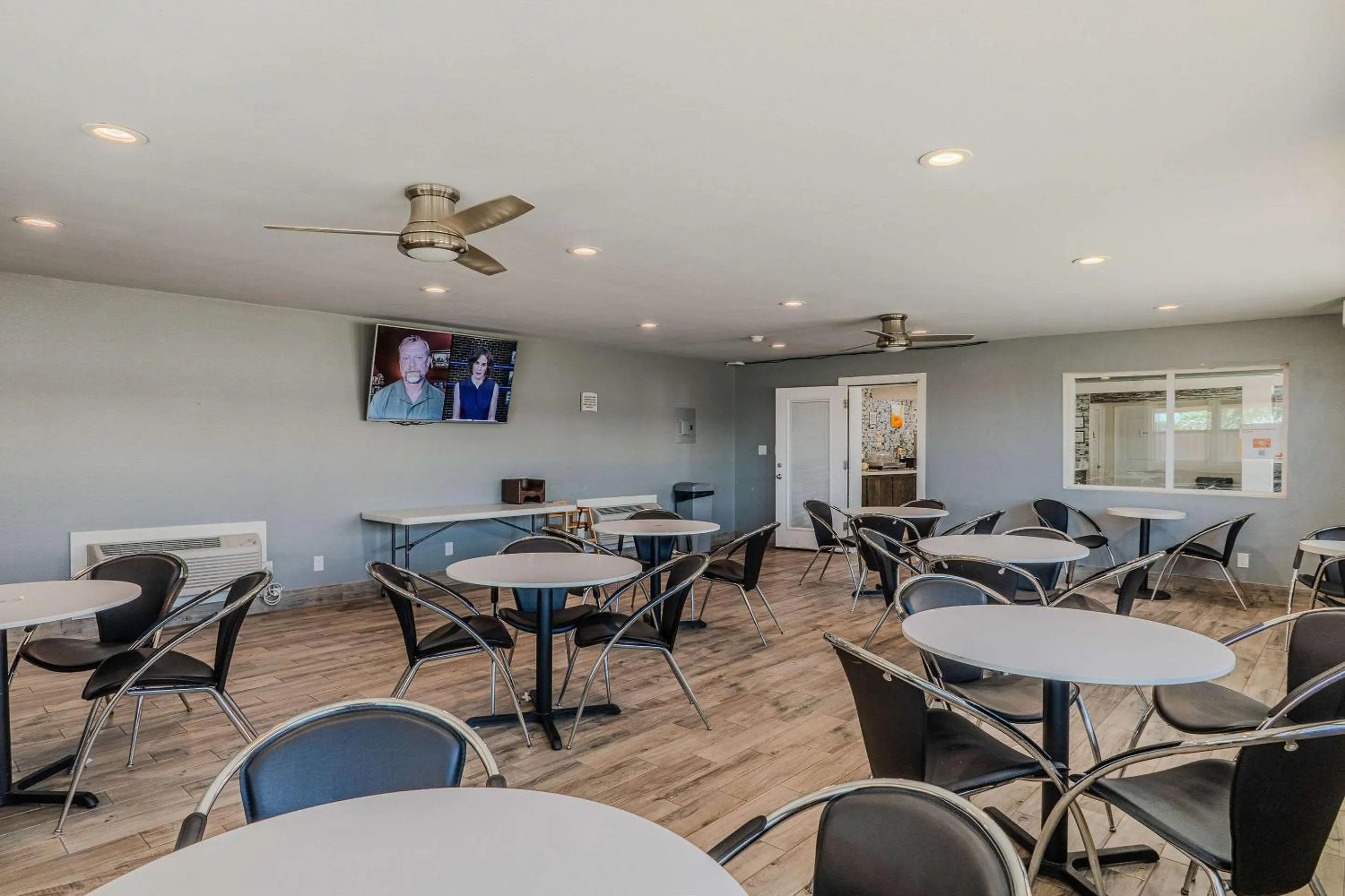 Communal lounge/ TV room in Quality Inn Rockport on Aransas Bay