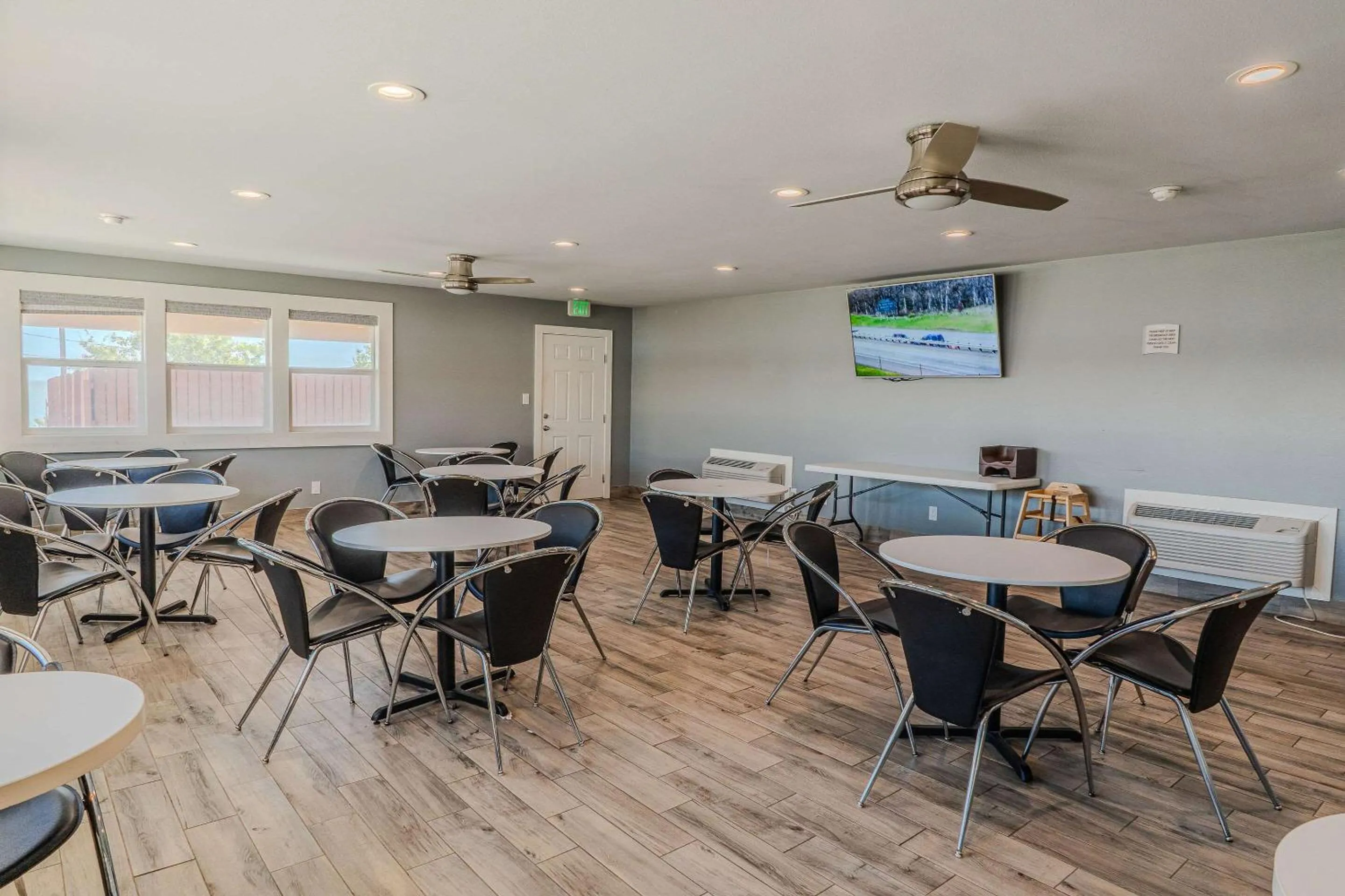 Communal lounge/ TV room in Quality Inn Rockport on Aransas Bay