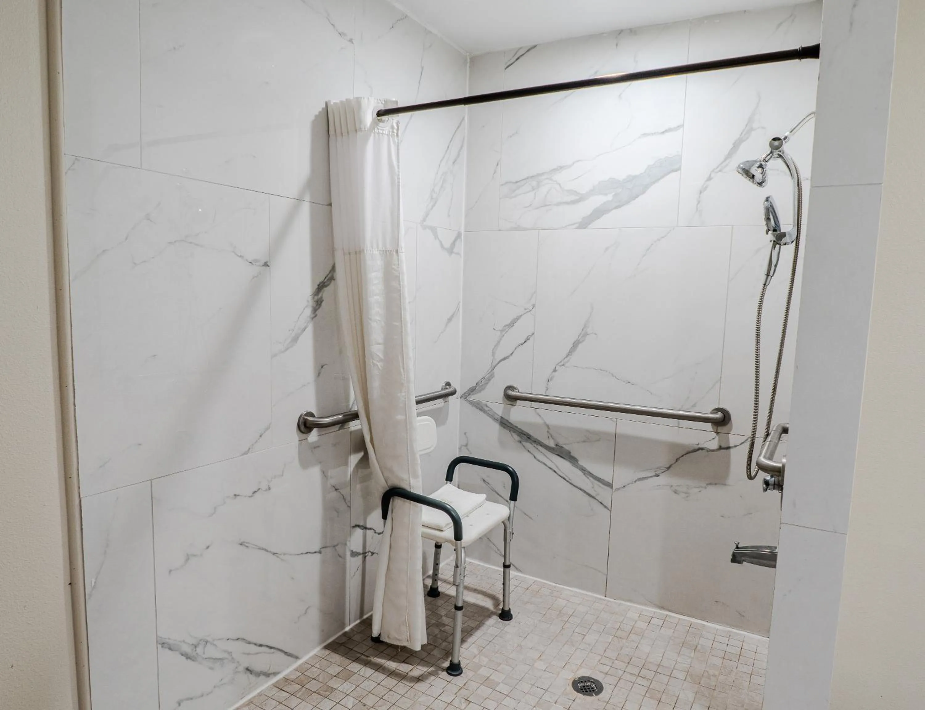 Bath in Quality Inn Rockport on Aransas Bay