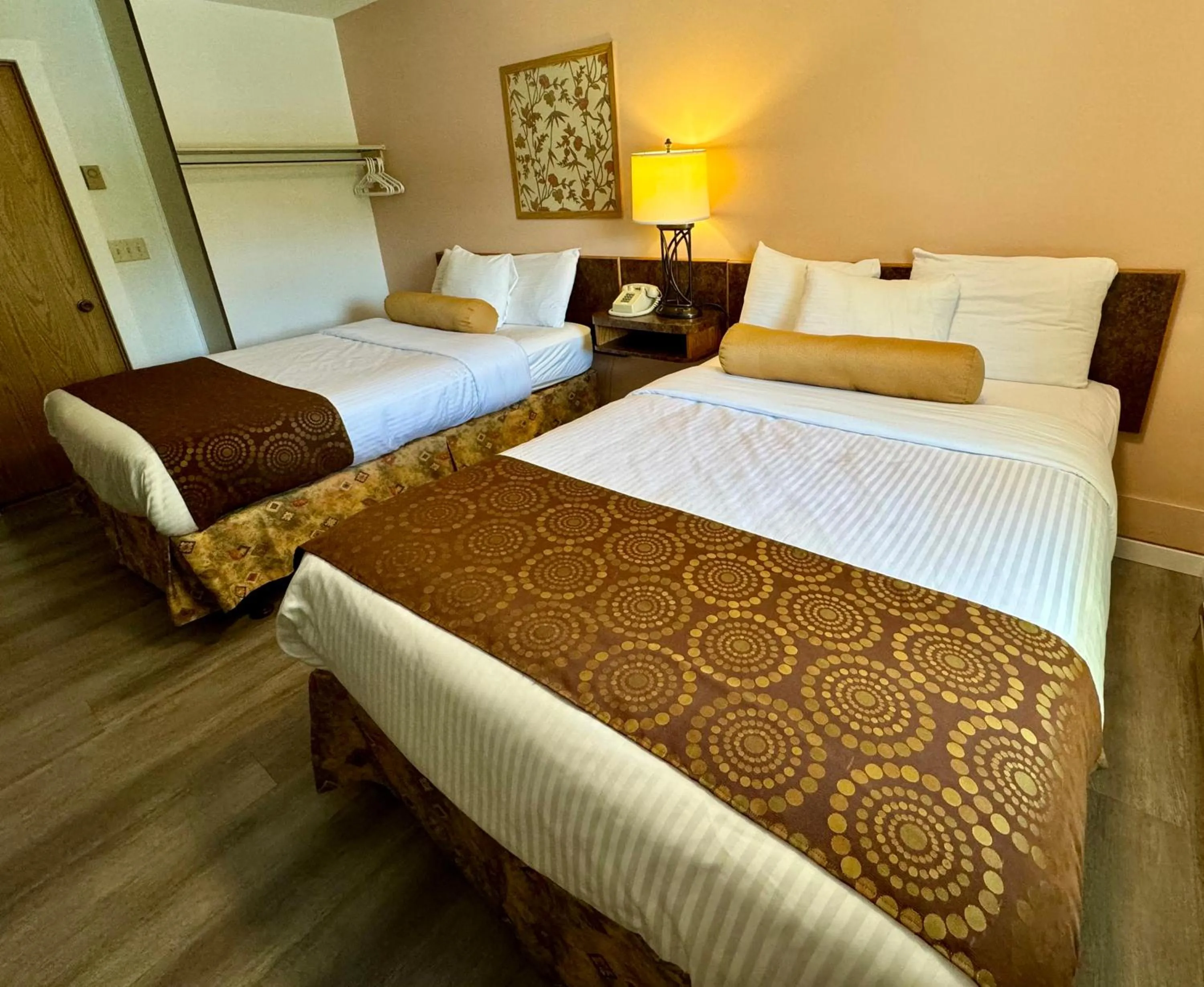 Bed in Swiss Village Inn