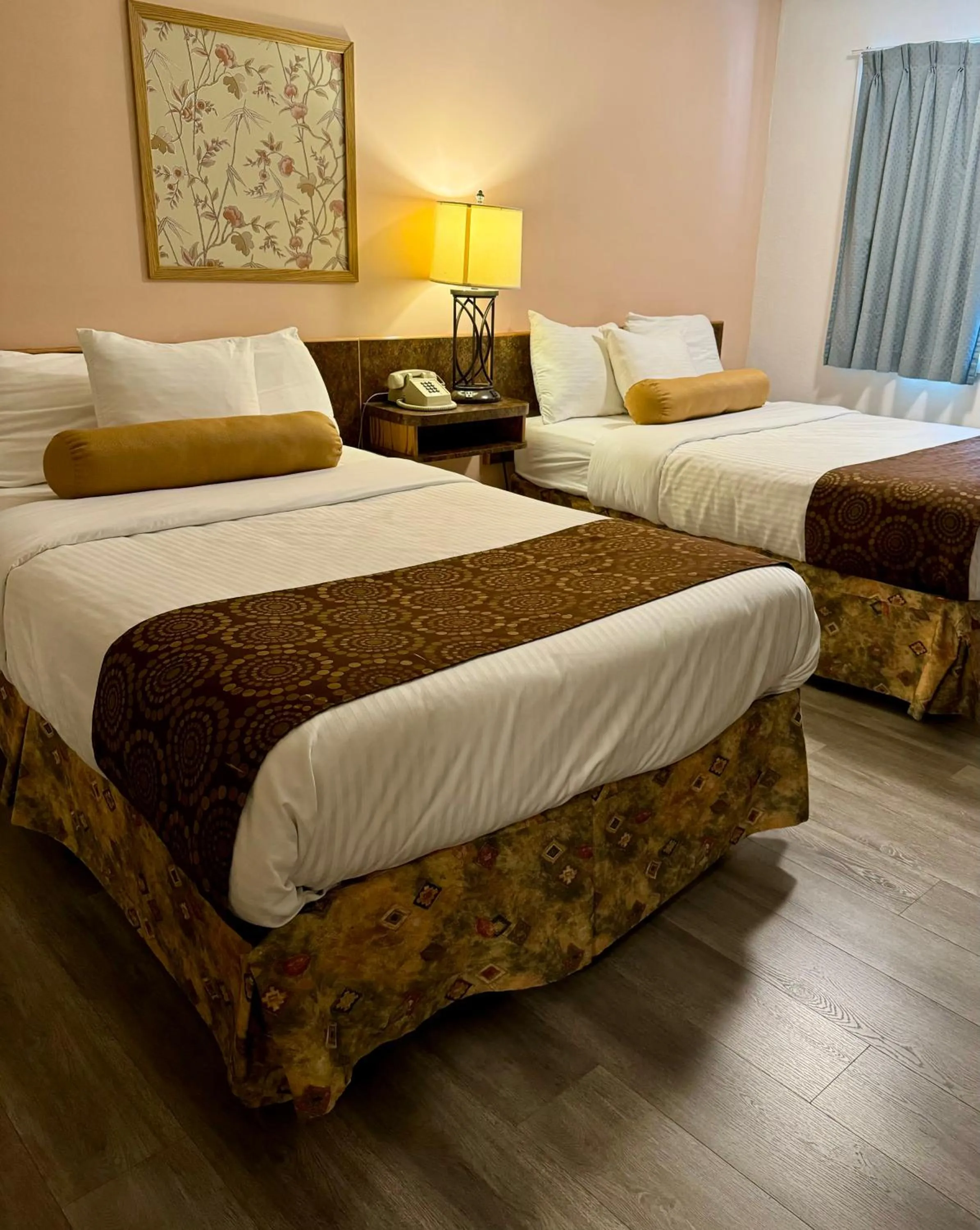 Bed in Swiss Village Inn