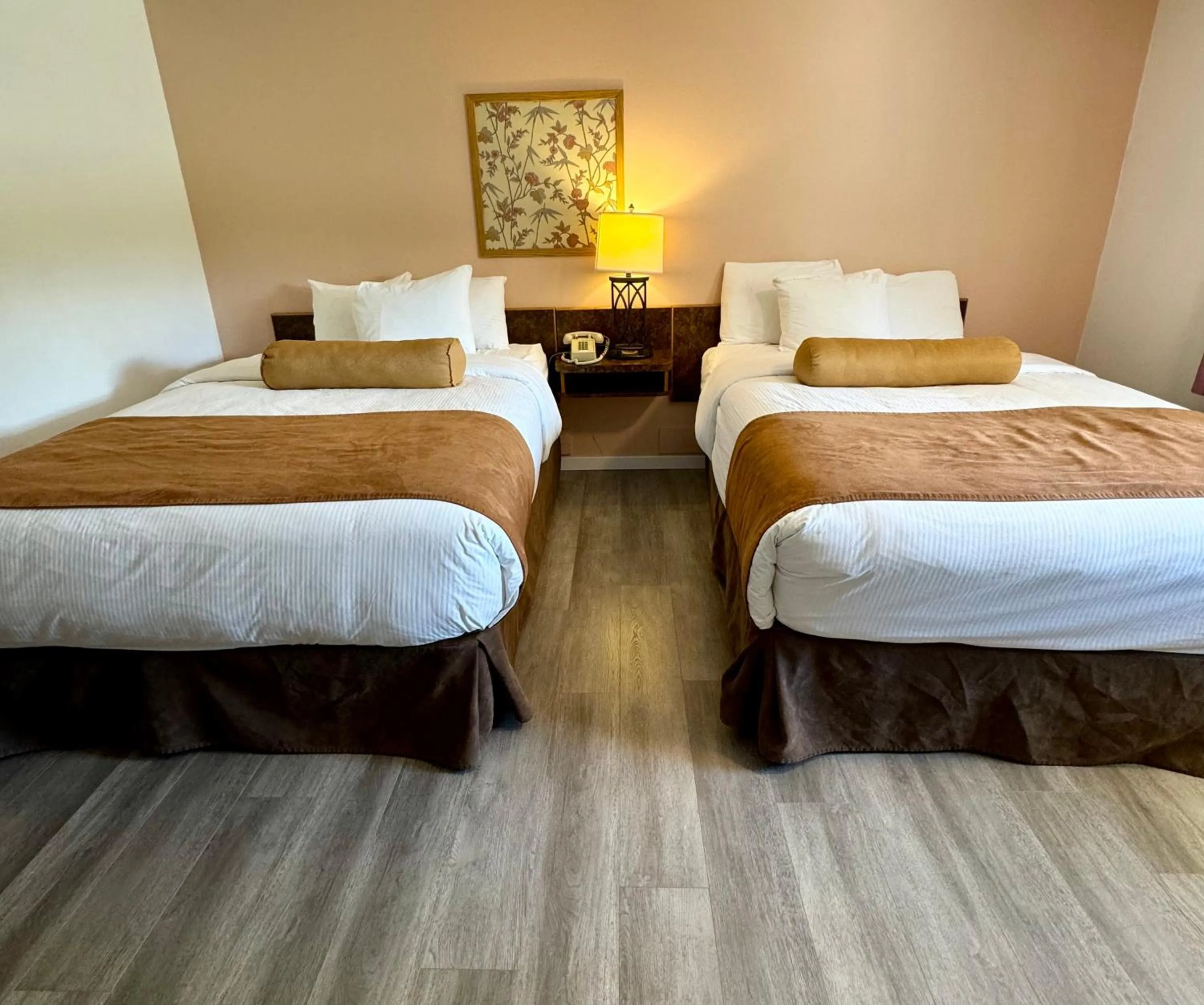 Bed in Swiss Village Inn