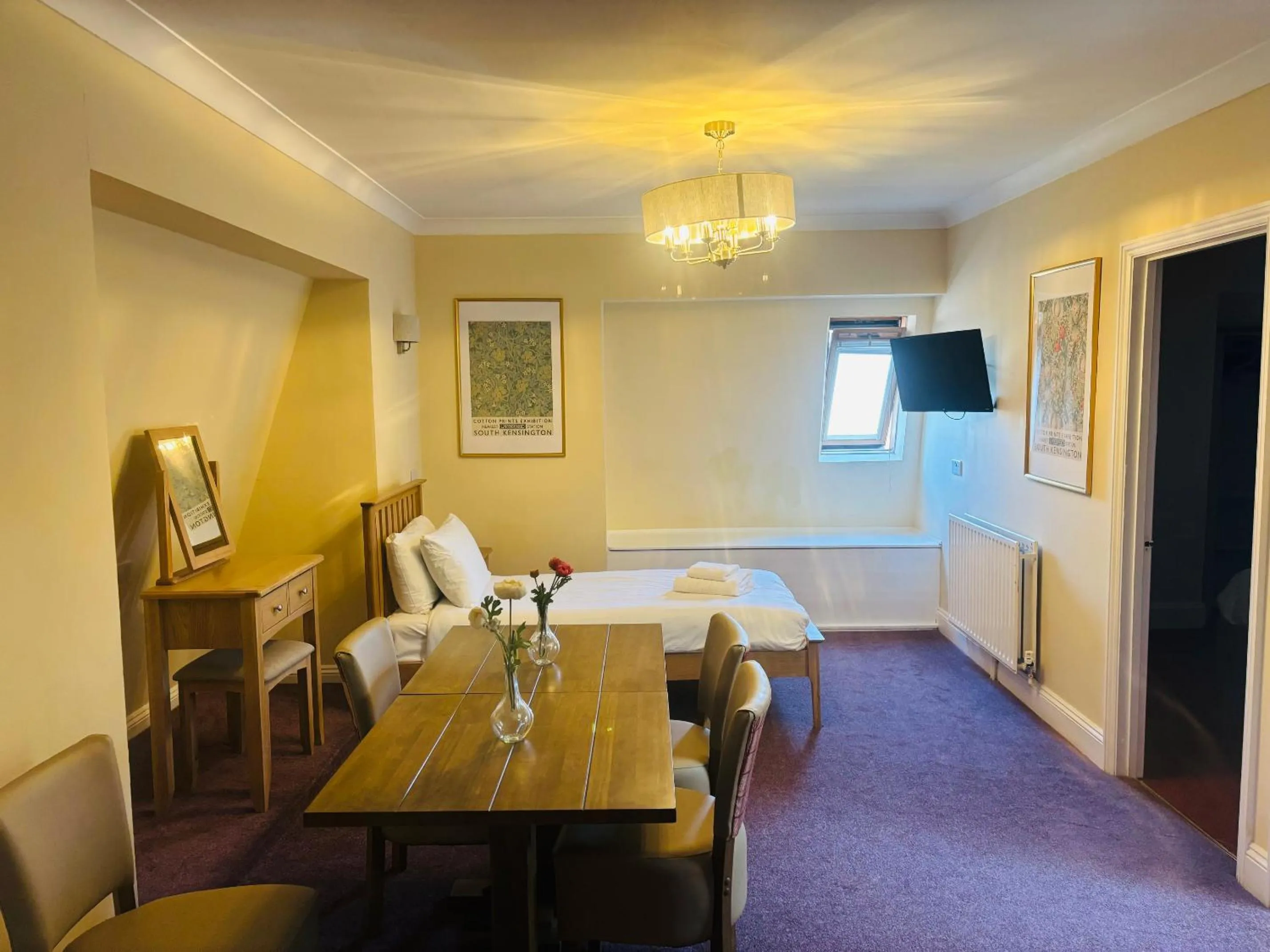 Photo of the whole room, Bed in Rothwell House Hotel