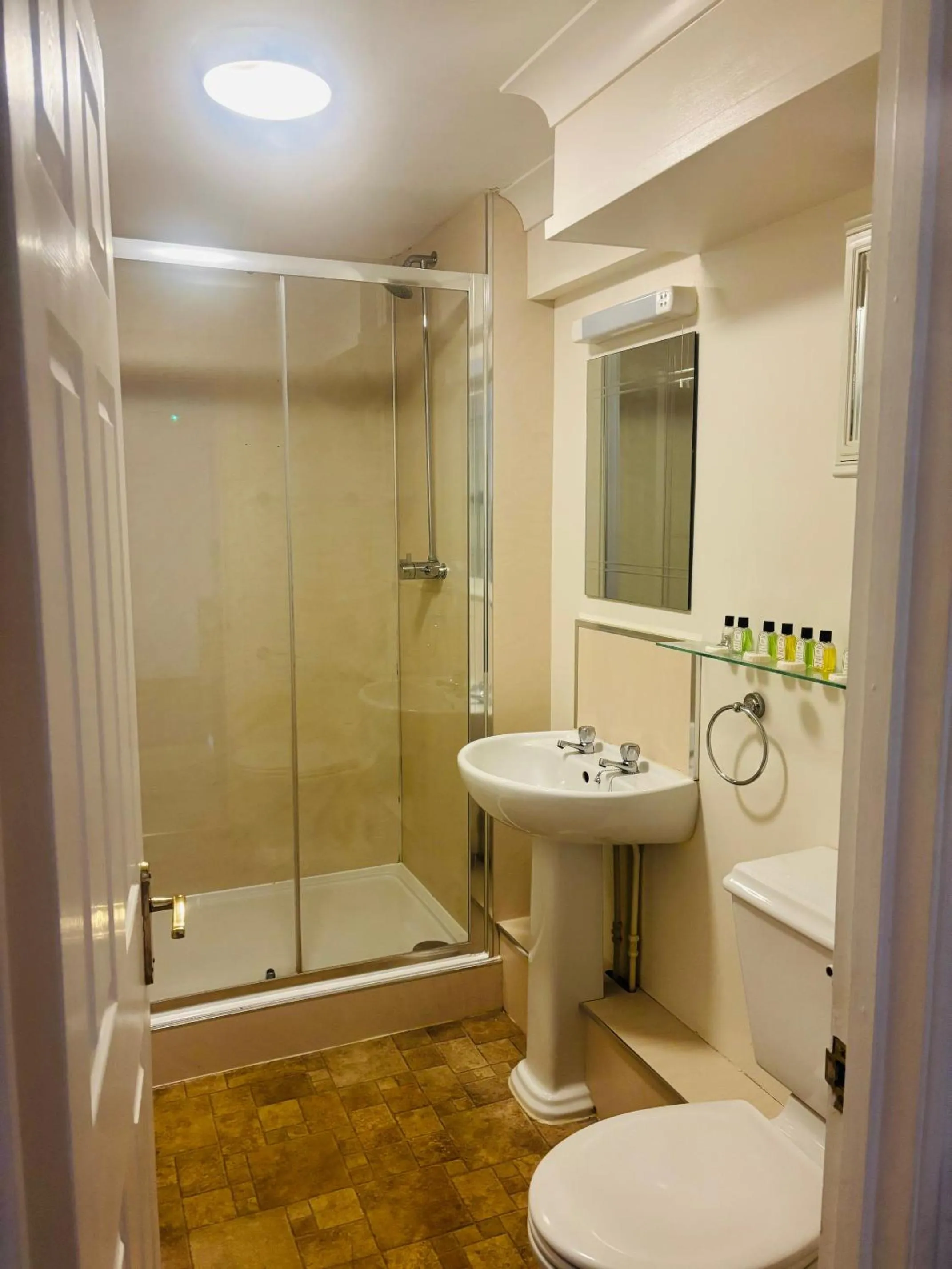 Bathroom in Rothwell House Hotel