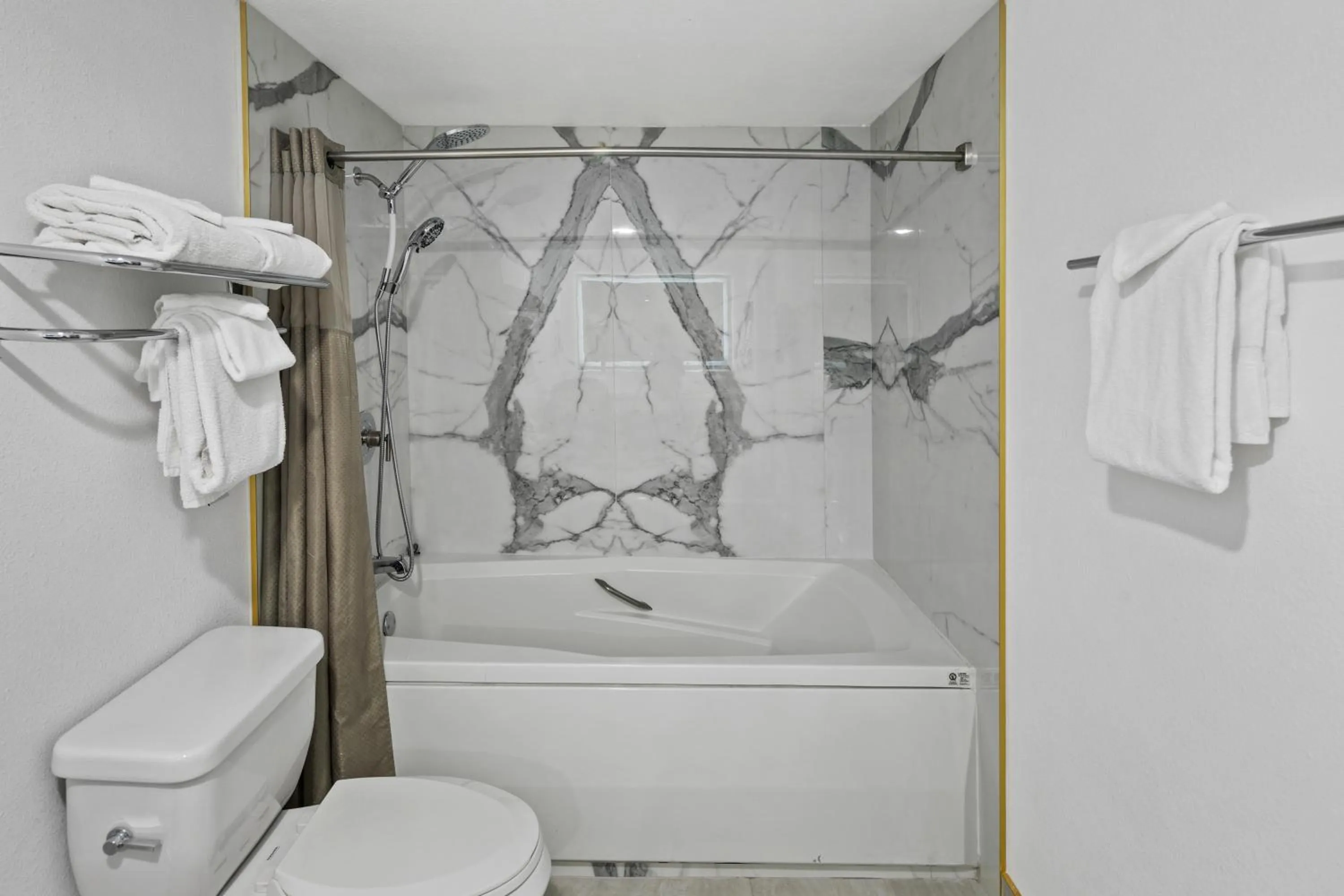 Bathroom in Costa Art Hotel