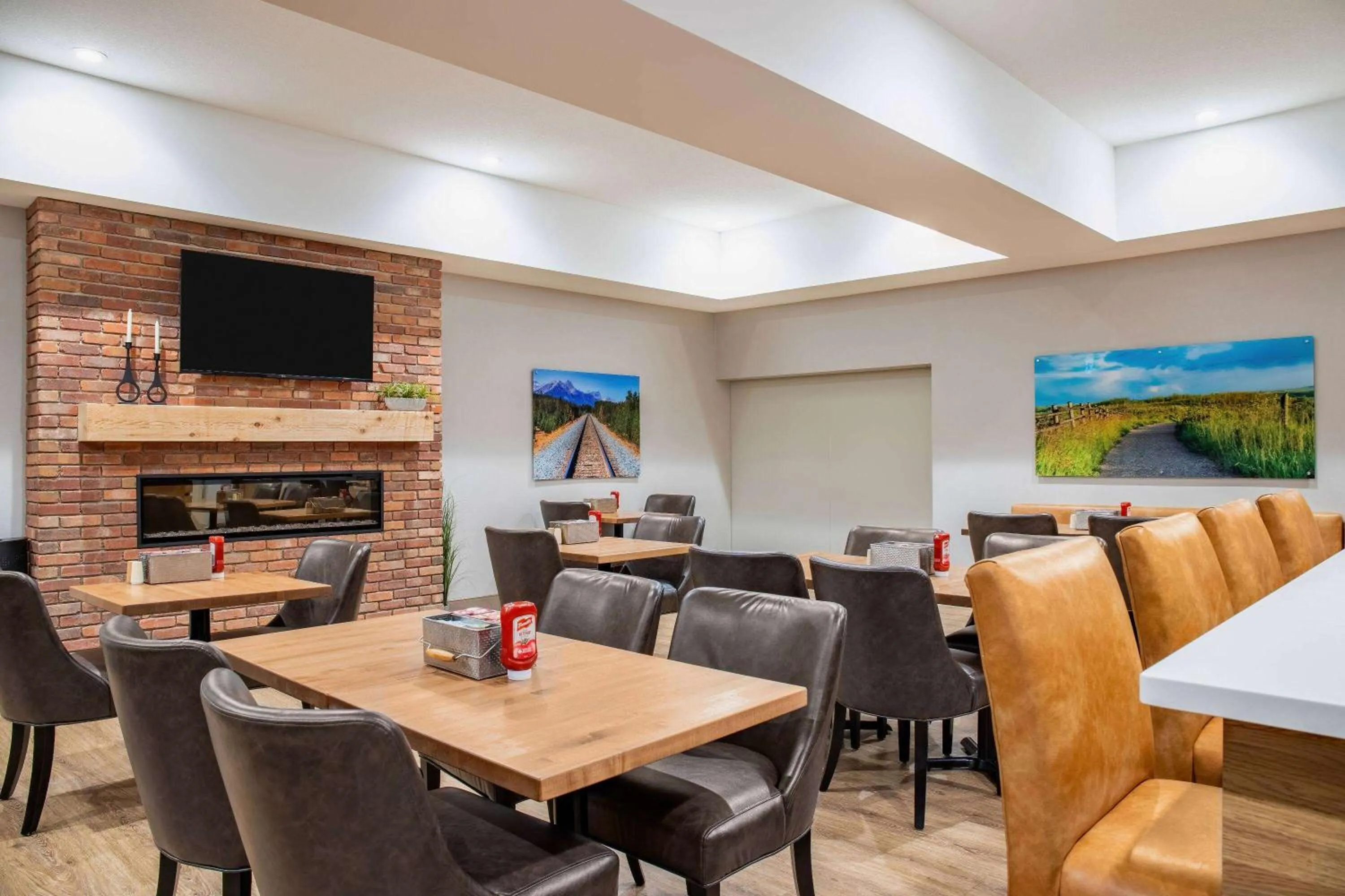 Restaurant/places to eat in Ramada by Wyndham Cochrane